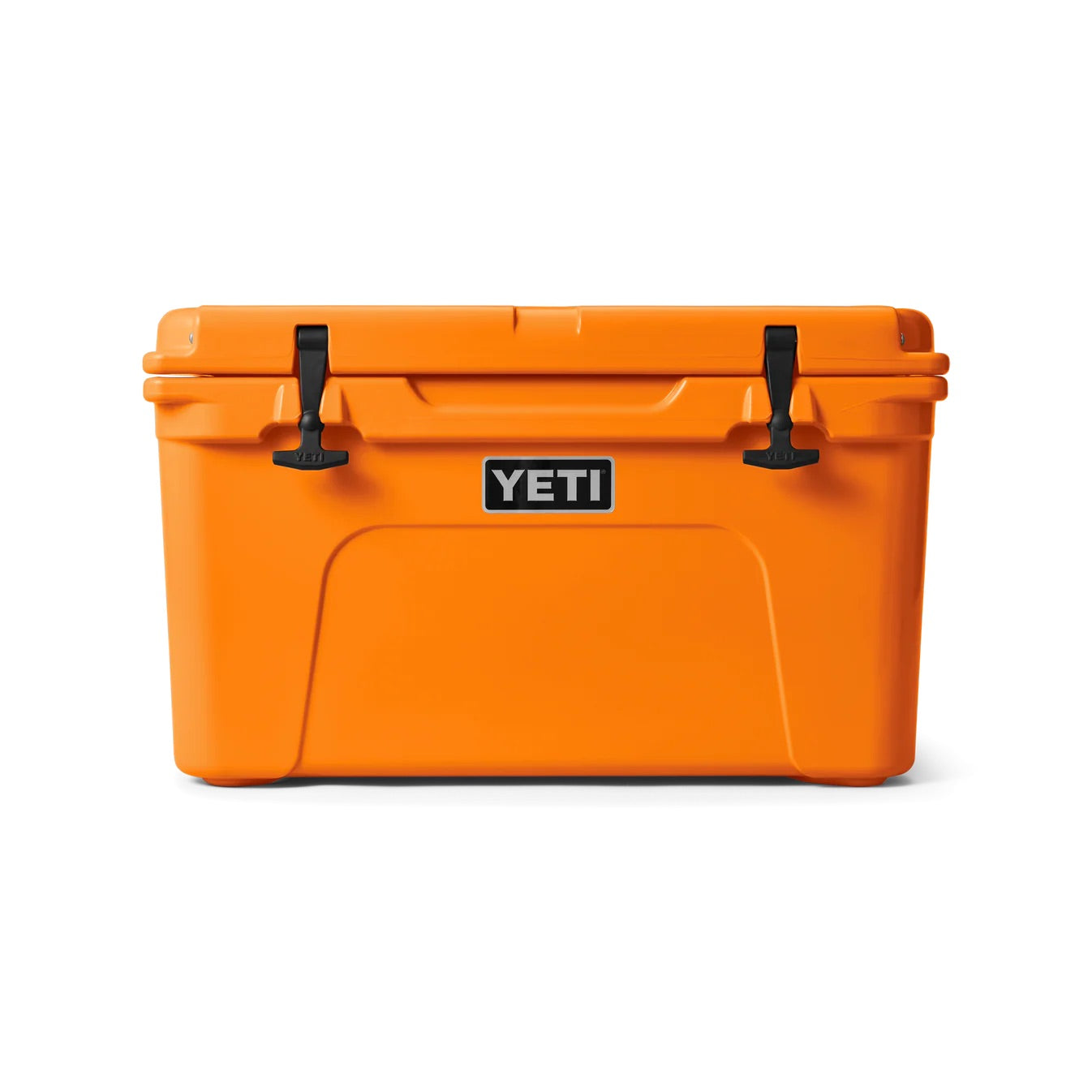Die YETI® Kühlbox Tundra 45 - King Crab hat ein leuchtend orangefarbenes, rechteckiges Design mit zwei schwarzen Frontverschlüssen und dem YETI-Logo in der Mitte. Diese robuste und stabile Kühlbox ist auf einem weißen Hintergrund abgebildet.