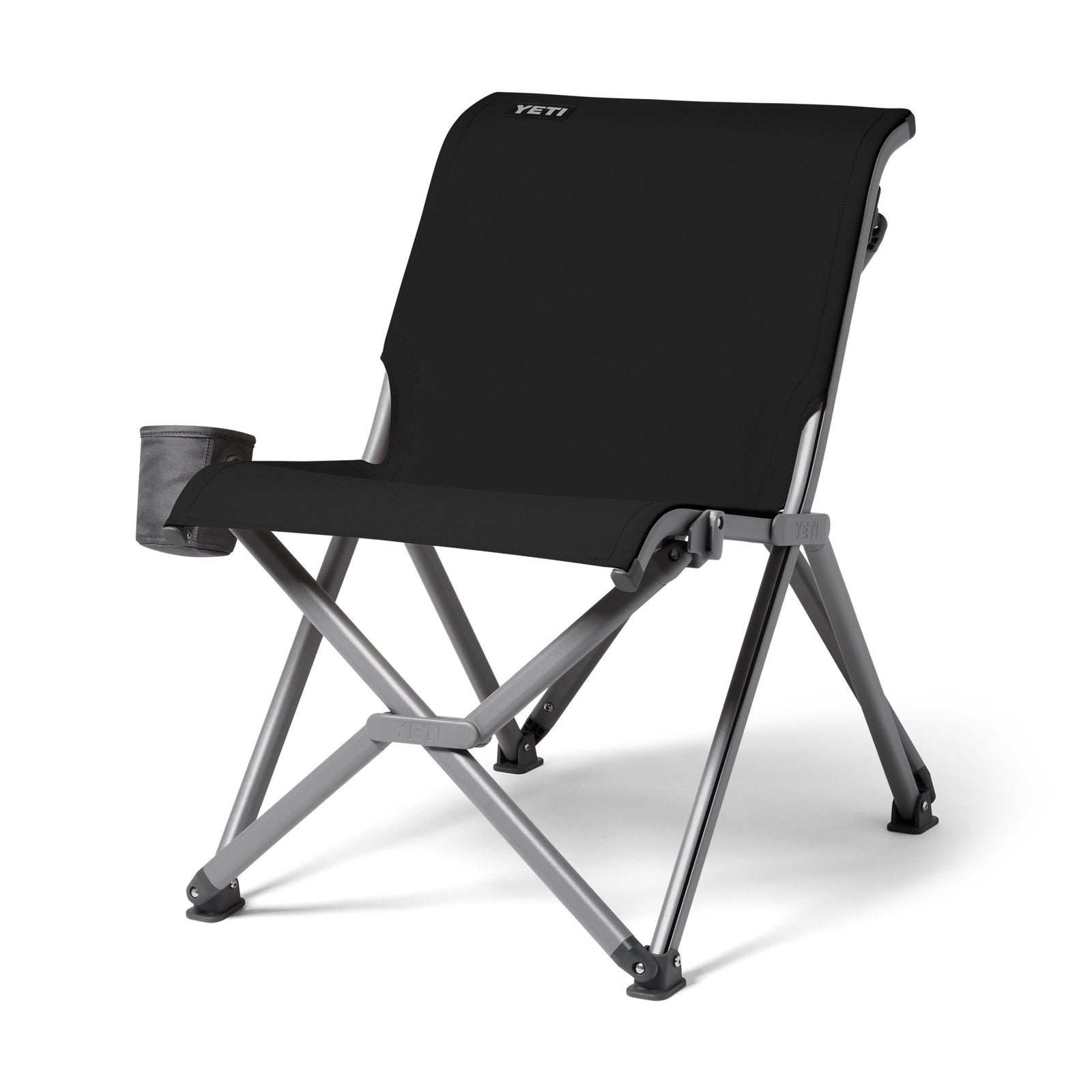 Der YETI® Camping Stuhl Trailhead Field - Black ist ein faltbarer Campingstuhl mit Becherhalter an der linken Armlehne, der sich durch einen robusten Metallrahmen und ein schlankes, modernes Design auszeichnet.