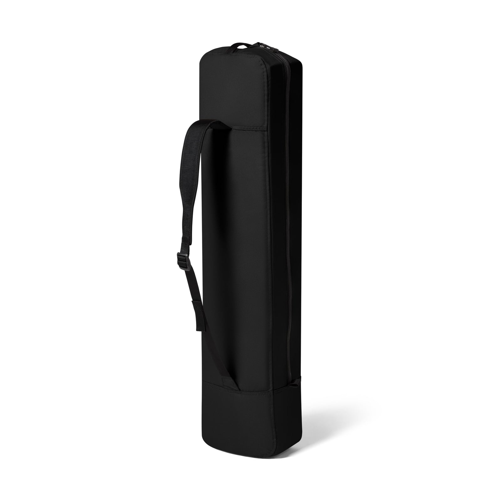 Die schwarze, rechteckige, gepolsterte Tragetasche für den YETI® Camping Stuhl Trailhead Field - Black steht aufrecht auf weißem Hintergrund und verfügt über einen Reißverschluss an der Oberseite und einen verstellbaren Schultergurt - ideal für Ihre Outdoor-Utensilien.