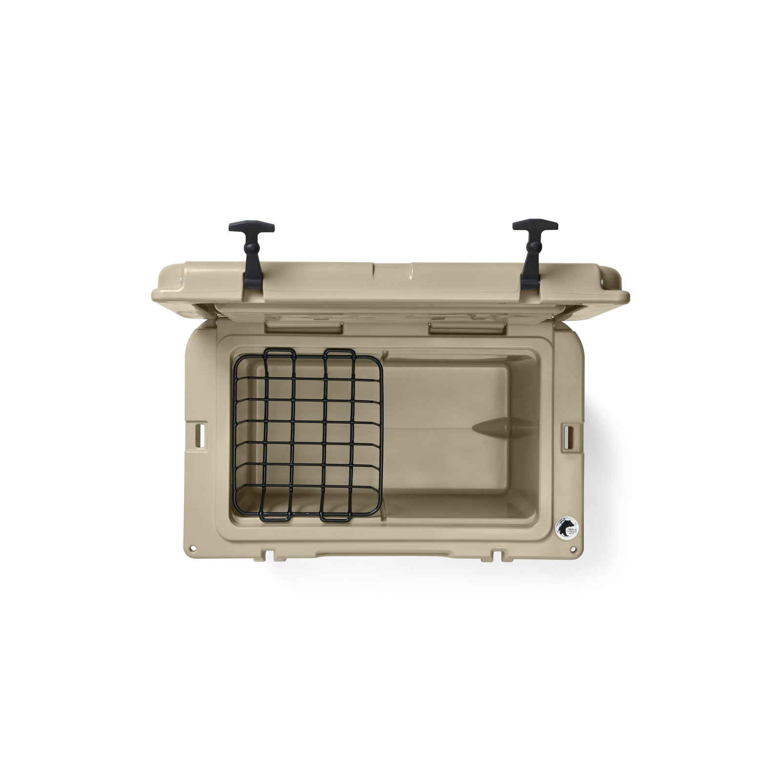 Eine hellbraune YETI® Kühlbox Tundra 45 von YETI wird von oben mit geöffnetem Deckel gezeigt, der einen leeren Innenraum und einen schwarzen Drahtkorb auf einer Seite vor einem weißen Hintergrund offenbart.