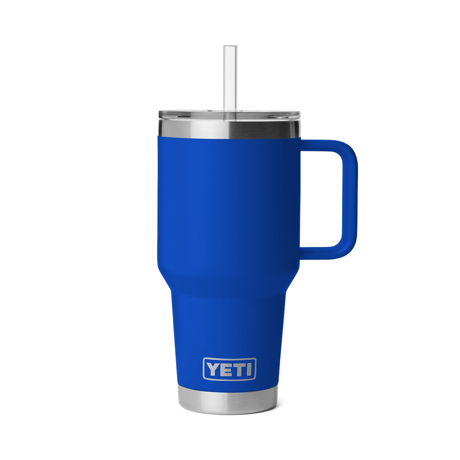 Der YETI® Becher Rambler 35 Oz Straw Mug in Royale Blue hat einen Boden und Deckel aus Edelstahl, eine doppelwandige Vakuumisolierung und einen durchsichtigen Plastikstrohhalm mit Trinkhalmdeckel auf weißem Hintergrund.