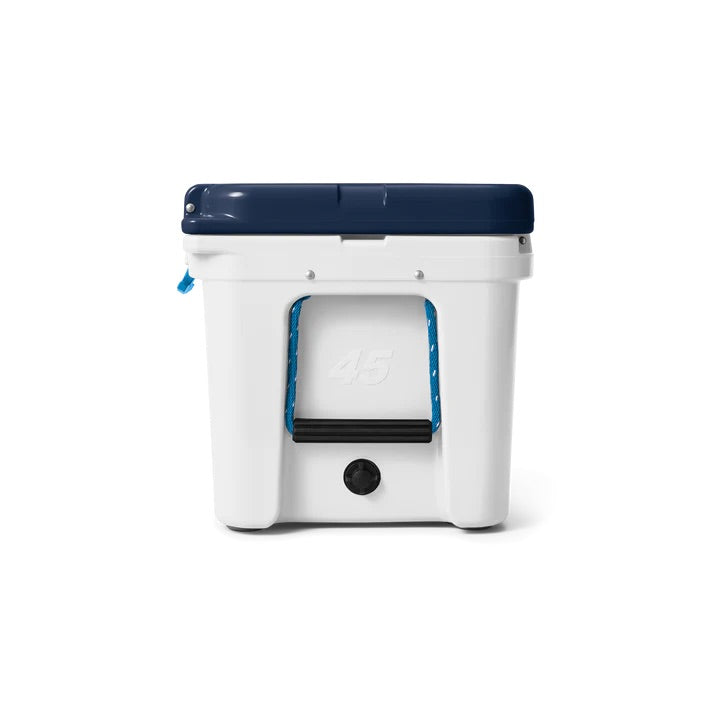 Die YETI® Kühlbox Tundra 45 - White/Blue hat ein weißes Hartschalendesign, einen dunkelblauen Deckel, blaue Seilgriffe und die Prägung "45" auf der Vorderseite - ideal für YETI-Fans, die eine stilvolle Kühlbox in limitierter Auflage suchen.