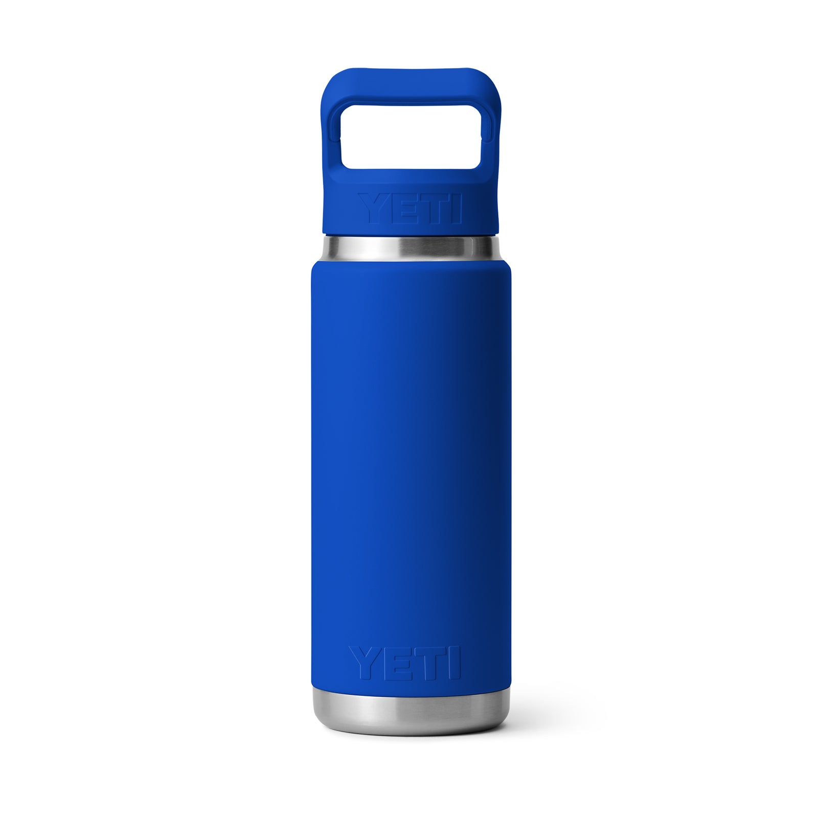 Eine royalblaue YETI® Flasche Rambler 26 Oz Straw mit Henkel am Deckel steht aufrecht vor weißem Hintergrund.