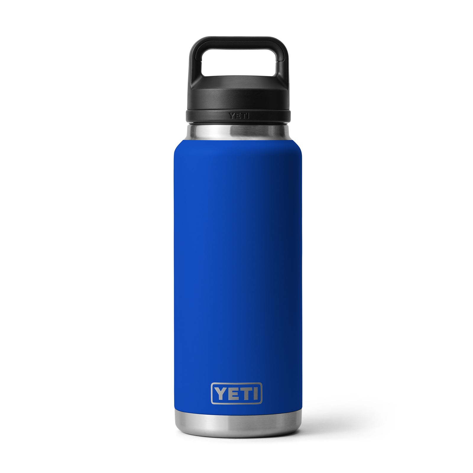 Eine YETI® Flasche Rambler 36 Oz in Royale Blue mit schwarzem Henkeldeckel steht aufrecht auf weißem Hintergrund und bietet dank robuster Vakuumisolierung stundenlang heiße oder kalte Getränke.