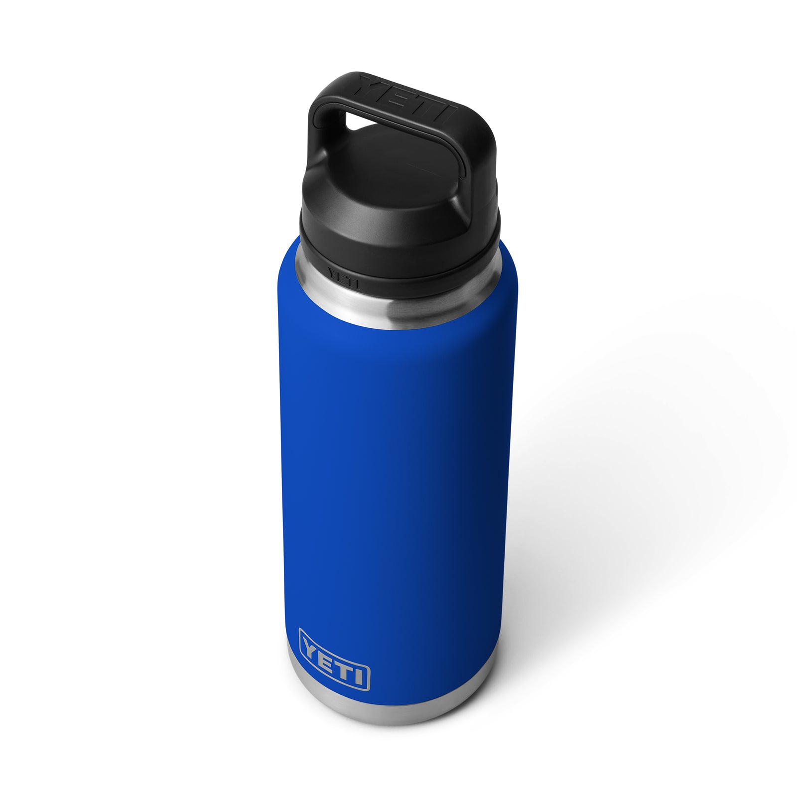 Die YETI® Flasche Rambler 36 Oz in Royale Blue, eine Edelstahlflasche mit schwarzem Schraubdeckel und Vakuumisolierung, ist auf einem weißen Hintergrund abgebildet.