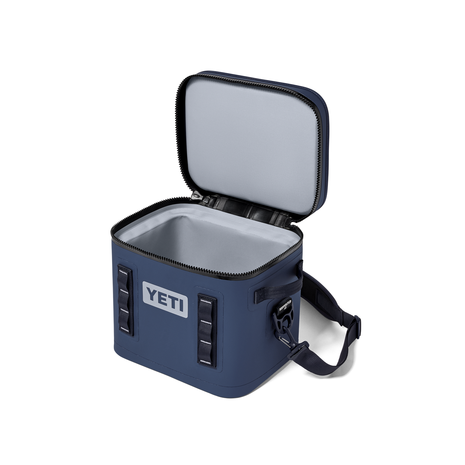Die YETI® Kühltasche Hopper Flip® 12 - Navy ist eine weiche Kühltasche mit aufklappbarem Reißverschluss, die einen hellgrauen, isolierten Innenraum offenbart und mit einem verstellbaren Schultergurt ausgestattet ist. Marke: YETI.