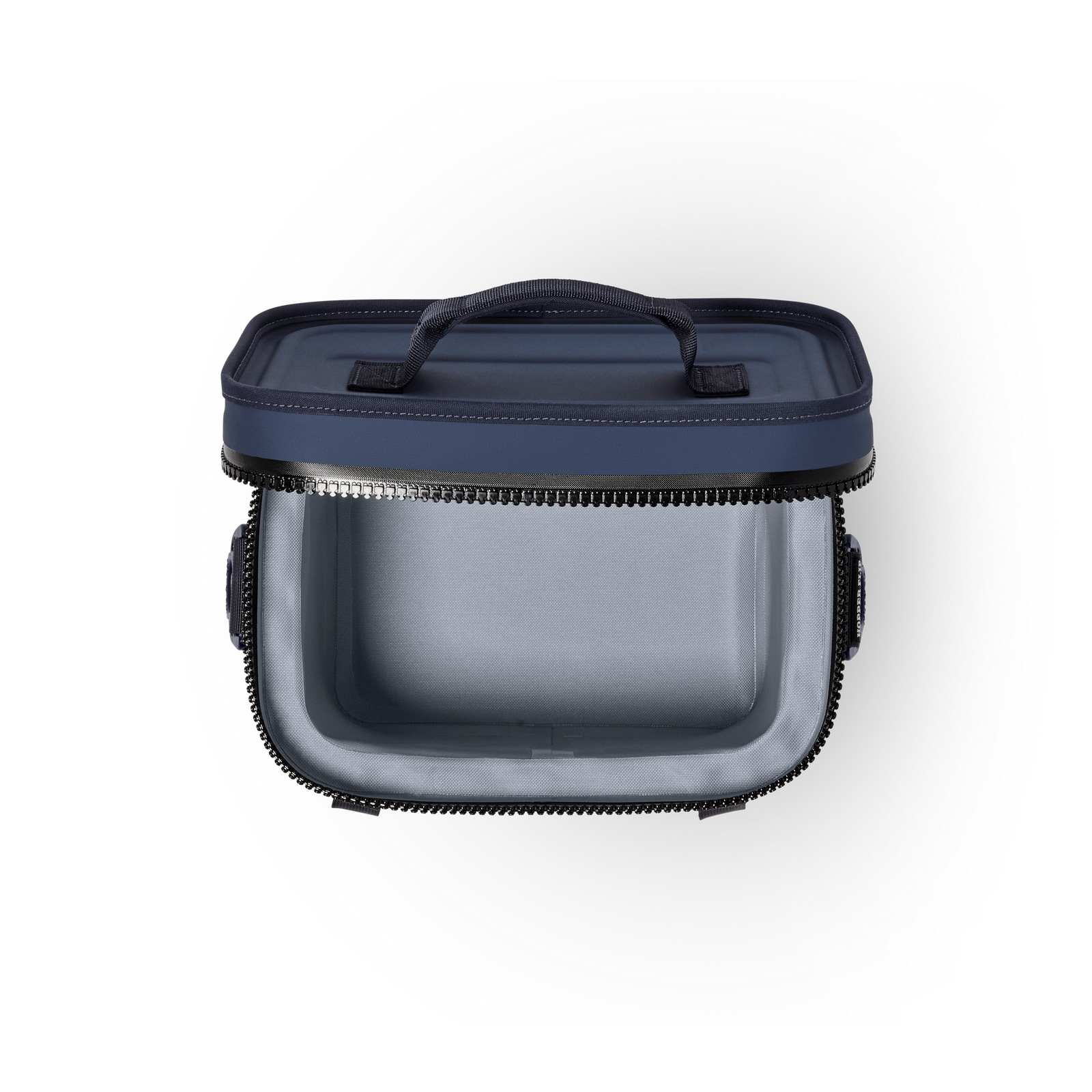 Eine YETI® Kühltasche Hopper Flip® 8 - Classic Navy rechteckige isolierte Lunchbag mit Griff, die nach dem Öffnen des Reißverschlusses einen leeren hellgrauen Innenraum mit ColdCell Isolierung zeigt, von oben auf weißem Hintergrund.