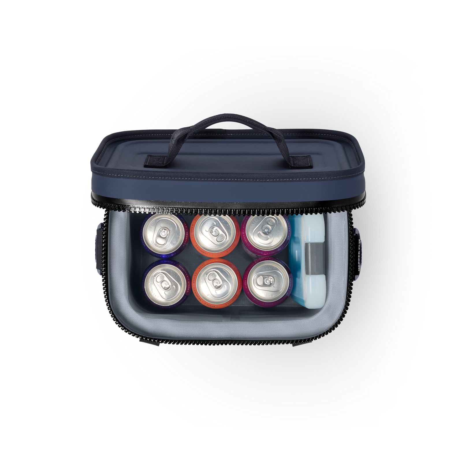 Die YETI® Kühltasche Hopper Flip® 8 - Classic Navy, abgebildet von oben auf weißem Hintergrund mit sechs Dosen und zwei kleinen blauen Behältern im Inneren, verfügt über eine durchsichtige Frontplatte und unterstreicht ihre überlegene Kühlleistung.