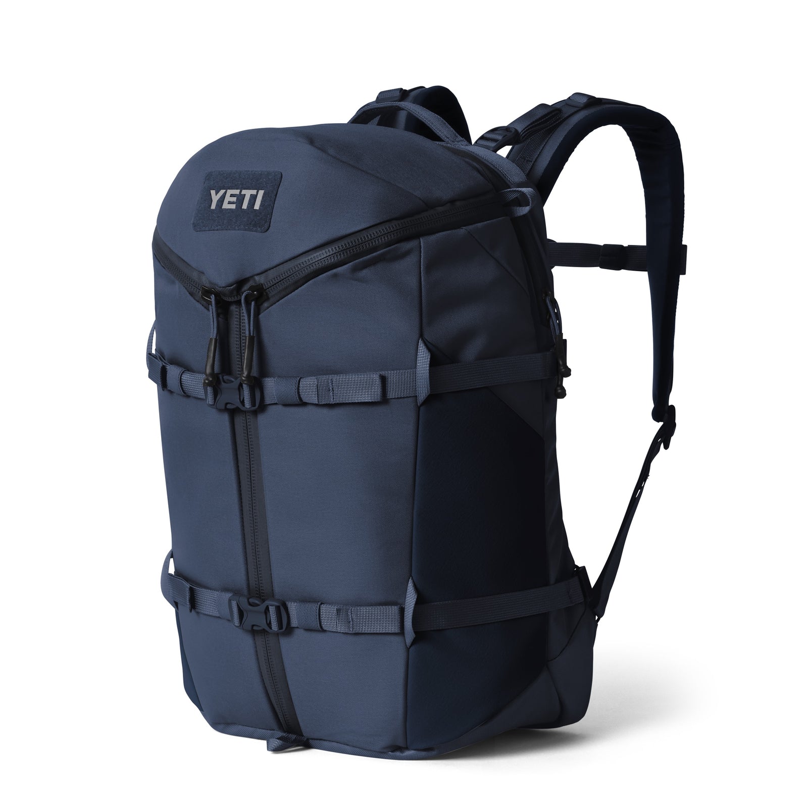 Der YETI® Rucksack Ranchero™ 27L in Classic Navy verfügt über mehrere Gurte, eine Reißverschlusstasche auf der Vorderseite, gepolsterte Schultergurte und ein Laptopfach - ein stilvoller, wasserfester Rucksack auf einem schlichten weißen Hintergrund.