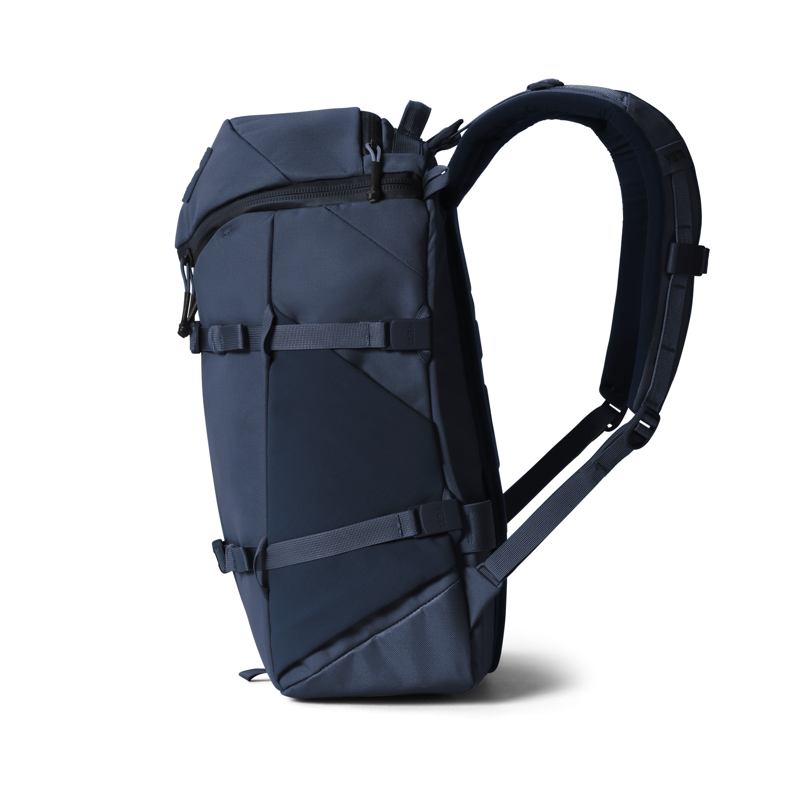 Der YETI® Rucksack Ranchero™ 22L in Classic Navy mit gepolsterten Schultergurten, seitlichen Kompressionsriemen, geometrischem Design und eigenem Laptopfach ist auf einem schlichten weißen Hintergrund abgebildet.