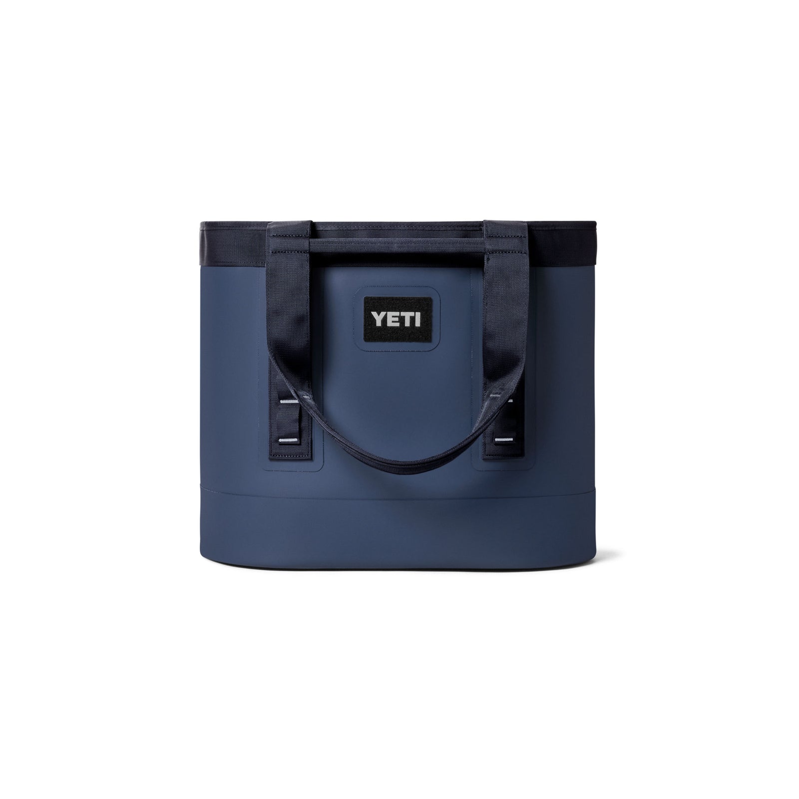 Eine YETI® Tragetasche Camino® Carryall 35 – Classic Navy, eine robuste Allzwecktasche mit schwarzen Tragegriffen und einem rechteckigen YETI-Logo-Aufnäher auf der Vorderseite, ist vor einem weißen Hintergrund abgebildet.