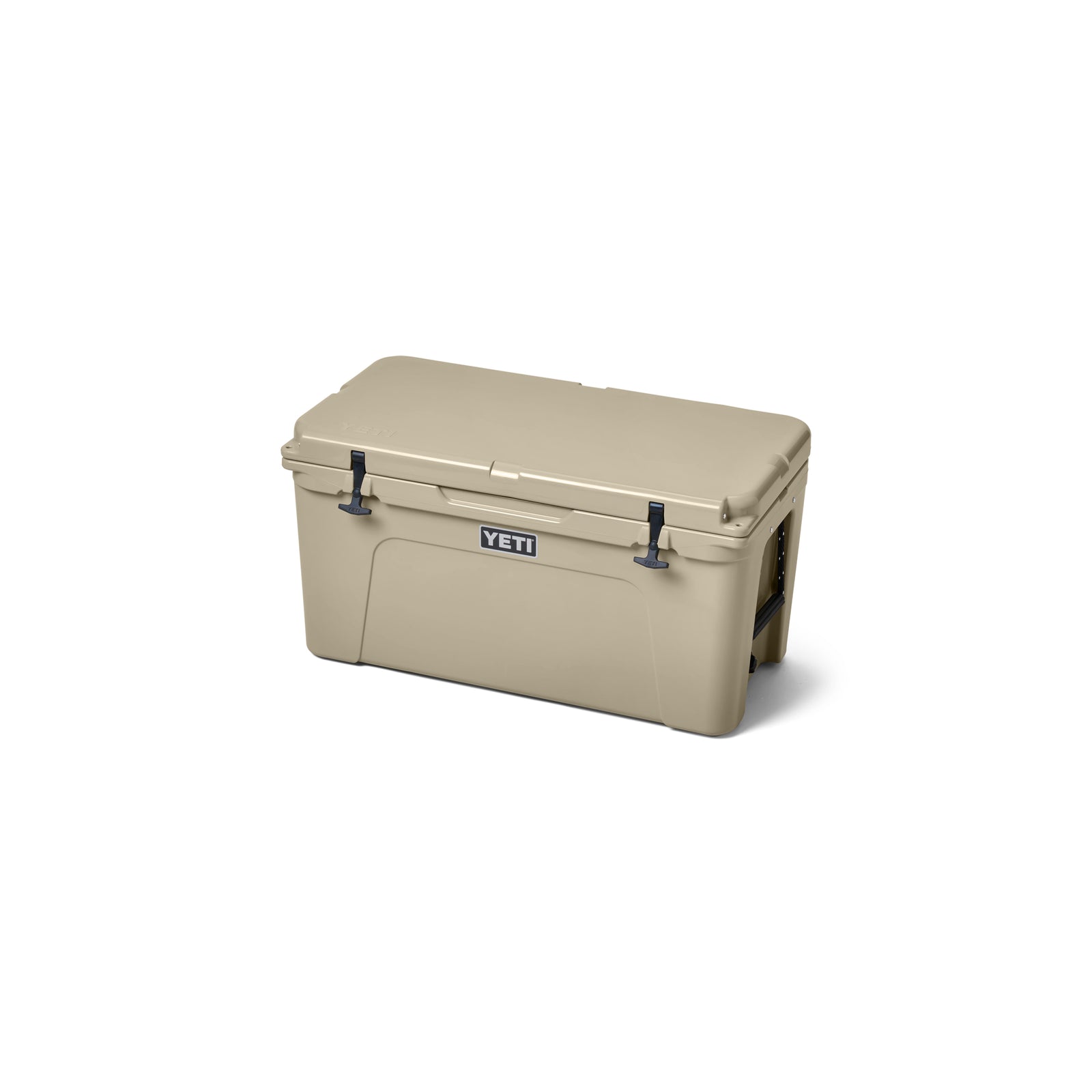 Eine YETI®-Kühlbox „Tundra 75“ in der Farbe „Tan“ mit geschlossenem Deckel, robusten Seitengriffen und sicheren Frontverschlüssen von YETI, abgebildet vor einem schlichten weißen Hintergrund.