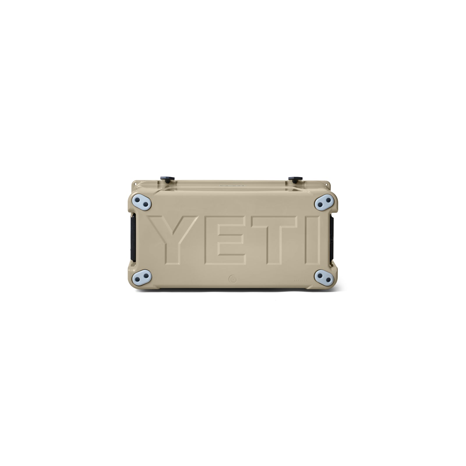 Eine hellbraune YETI®-Kühlbox „Tundra 75“ von YETI ist auf dem Rücken liegend abgebildet, wobei das große, geprägte YETI-Logo auf der Unterseite sowie die Gummifüße an jeder Ecke vor einem weißen Hintergrund hervorgehoben werden.