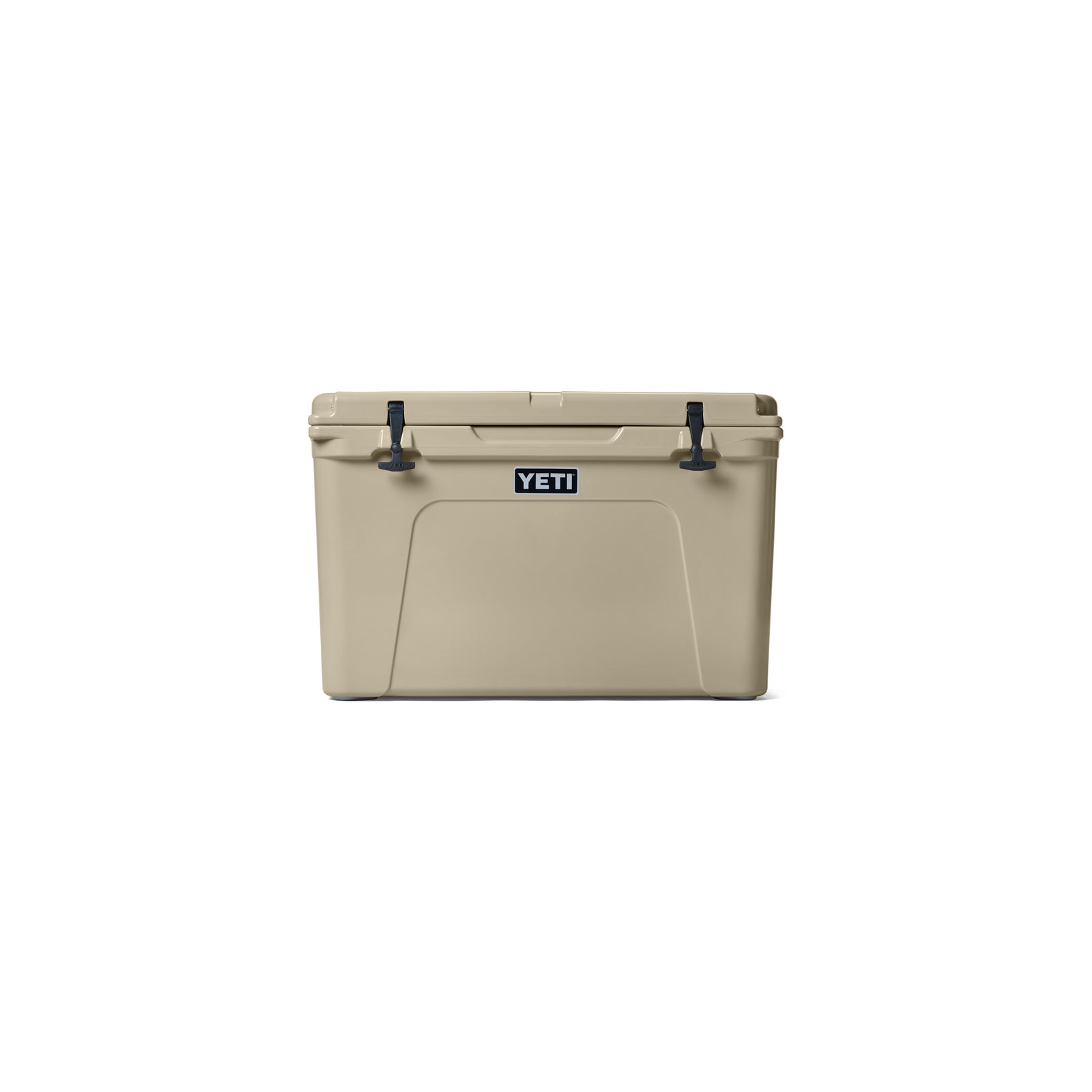 Eine YETI®-Kühlbox „Tundra 105“ – in der Farbe „Tan“ mit schwarzen Verschlüssen und rechteckiger Form – ist von vorne vor einem weißen Hintergrund abgebildet und damit die ideale Outdoor-Kühlbox für Ihr nächstes Abenteuer.