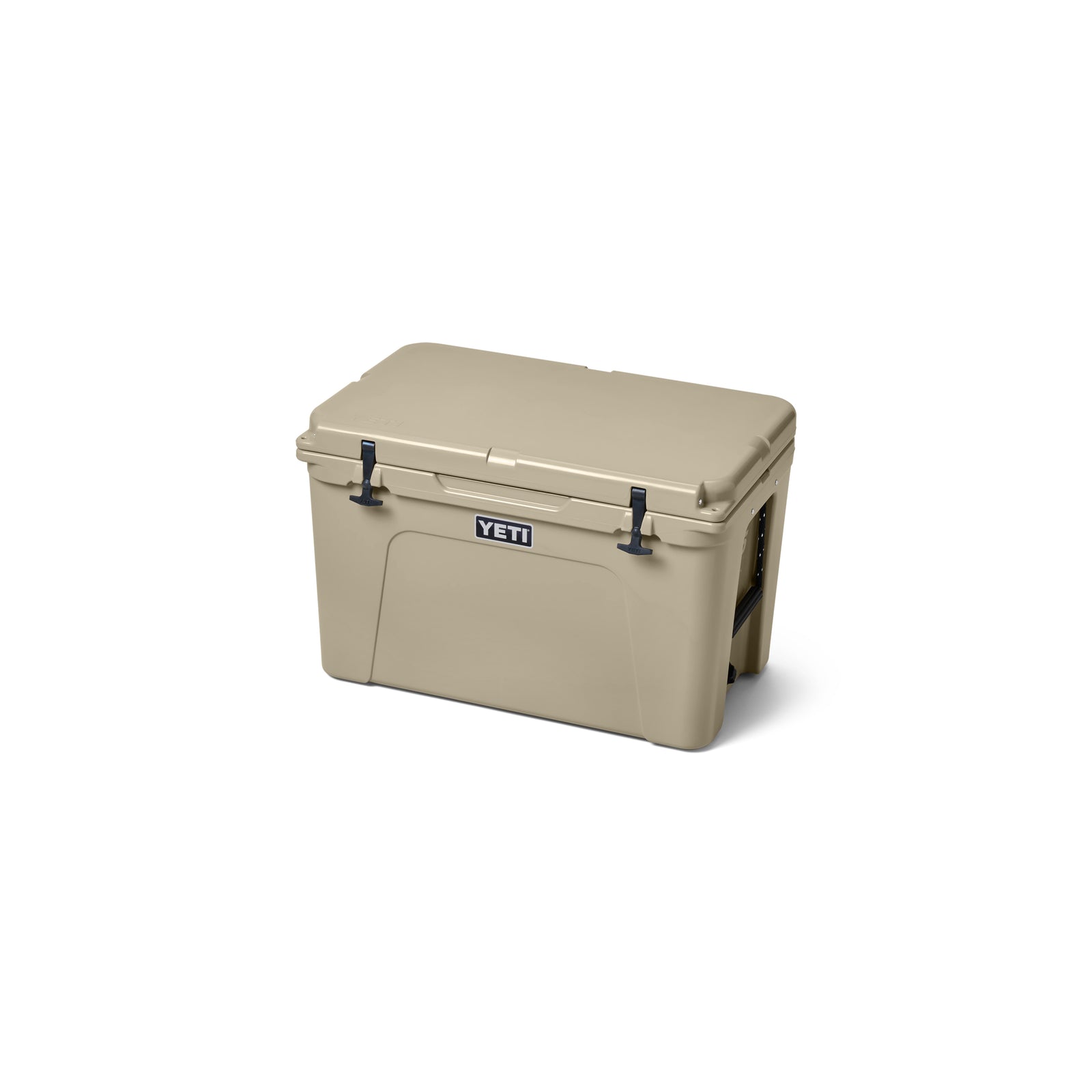 Die YETI®-Kühlbox „Tundra 105“ in der Farbe „Tan“ mit einem robusten, geschlossenen Deckel, schwarzen Seitengriffen und zwei schwarzen Verschlüssen an der Vorderseite ist vor einem weißen Hintergrund abgebildet. Diese strapazierfähige Outdoor-Kühlbox von YETI eignet sich ideal, um Ihre Vorräte bei jedem Abenteuer kühl zu halten.