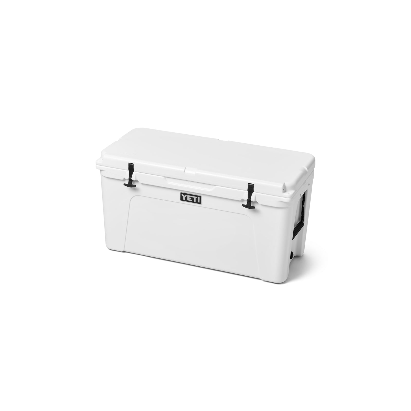 Die YETI®-Kühlbox „Tundra 110“ in Weiß von YETI mit geschlossenem Deckel, schwarzen Seitengriffen und Verschlüssen an der Vorderseite ist vor einem weißen Hintergrund abgebildet.