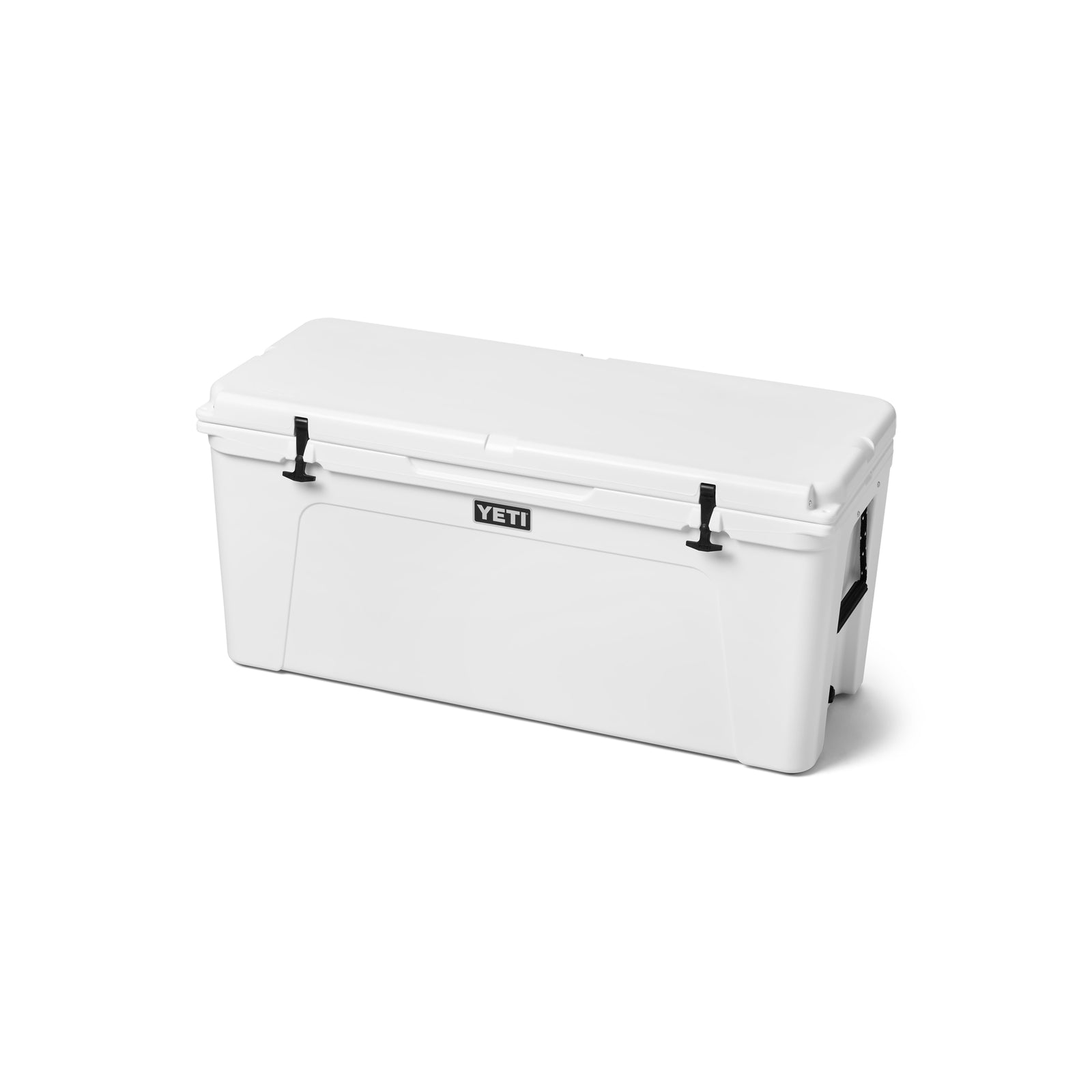 Eine YETI®-Kühlbox Tundra 160 – weiß mit schwarzen Griffen und Verschlüssen, abgebildet im geschlossenen Zustand vor einem einfarbigen weißen Hintergrund, entwickelt für maximale Kühlleistung.