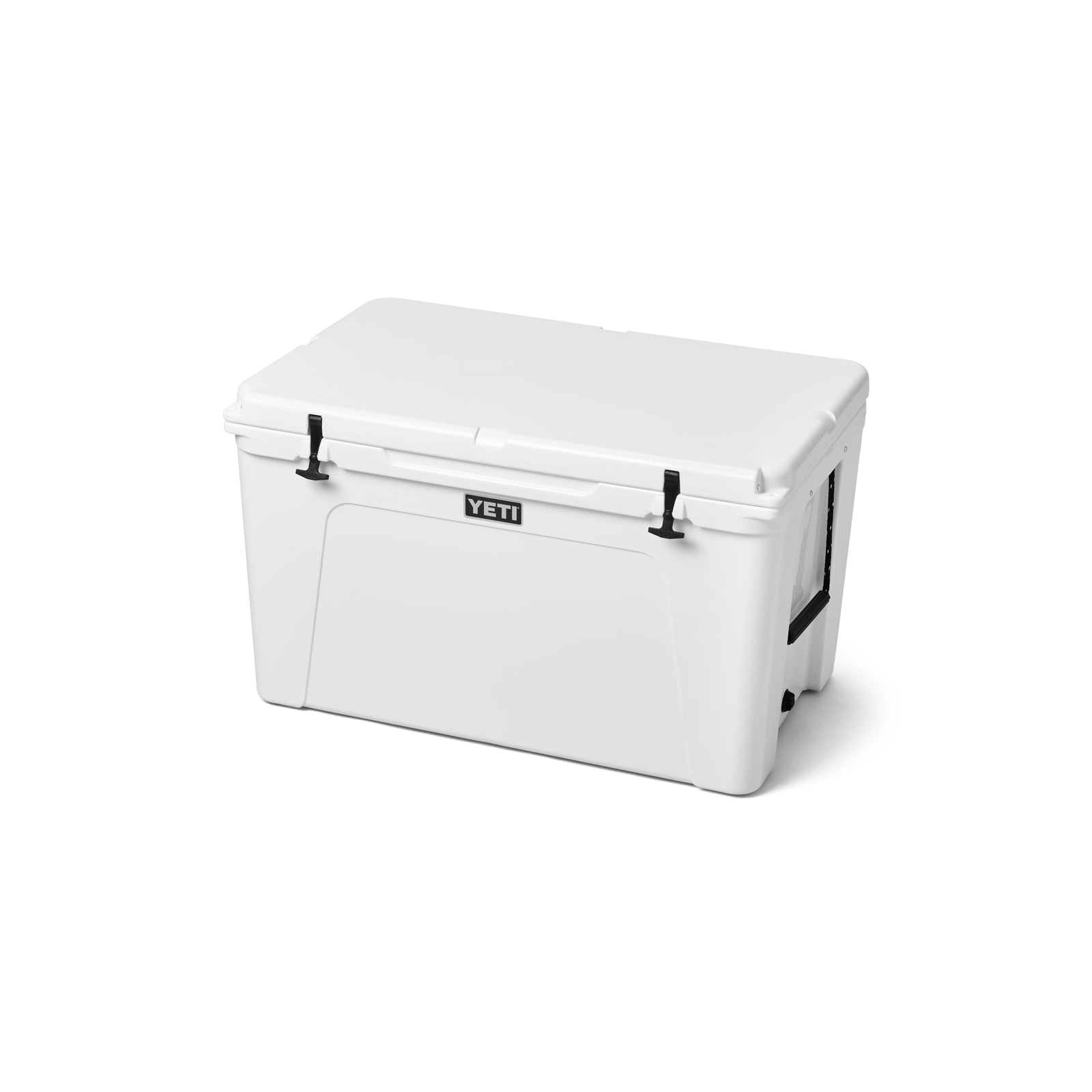 Eine YETI®-Kühlbox „Tundra 210“ in Weiß mit geschlossenem Deckel, schwarzen Verschlüssen und seitlichen Griffen der Marke YETI ist vor einem schlichten weißen Hintergrund zu sehen.