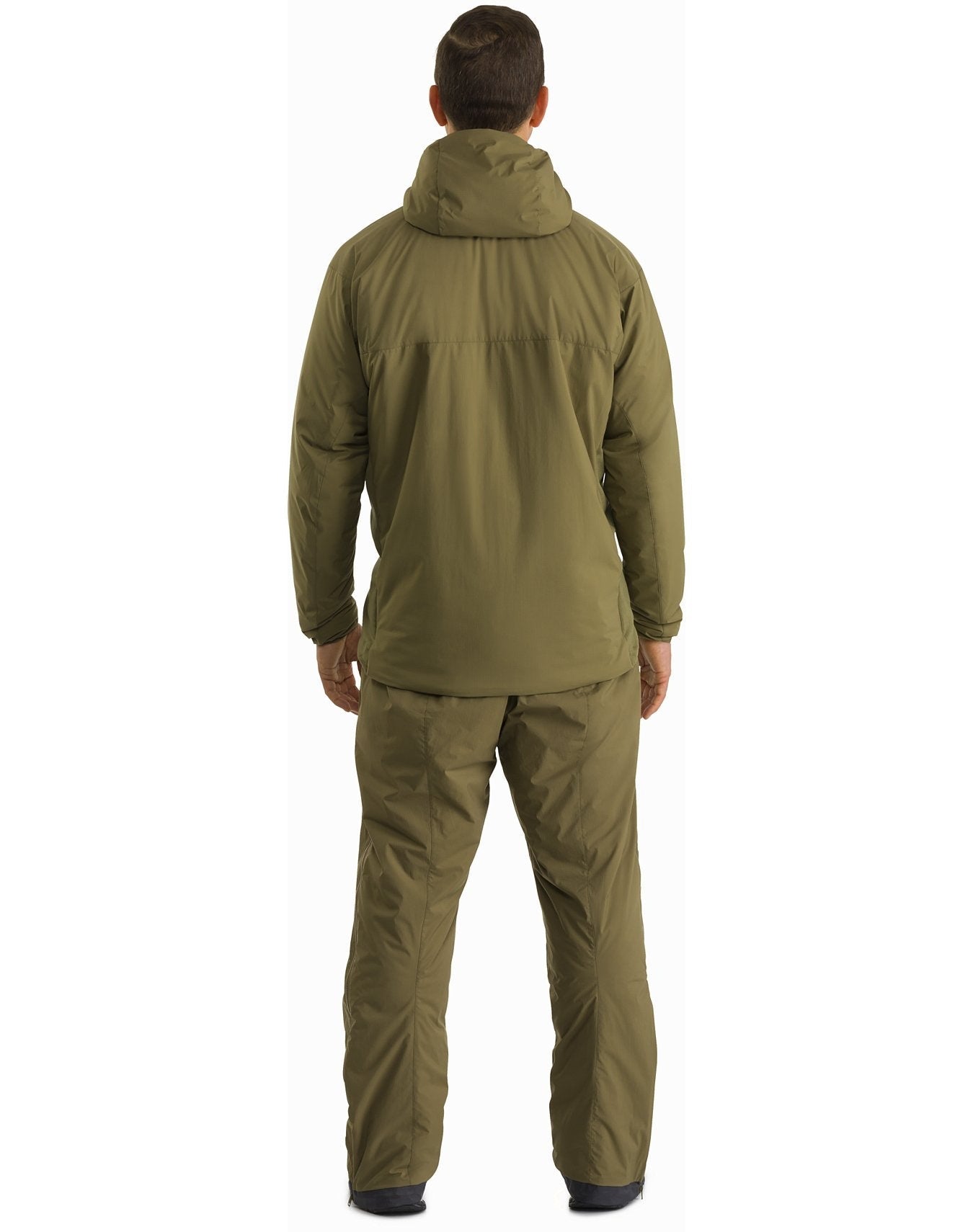 Ein Mann ist von hinten zu sehen, der die ARC'TERYX LEAF Arc'teryx Atom Hoody LT Gen2.1 in Schwarz trägt, eine leichte, isolierte Outdoor-Jacke für Männer, die vor einem weißen Hintergrund abgebildet ist.