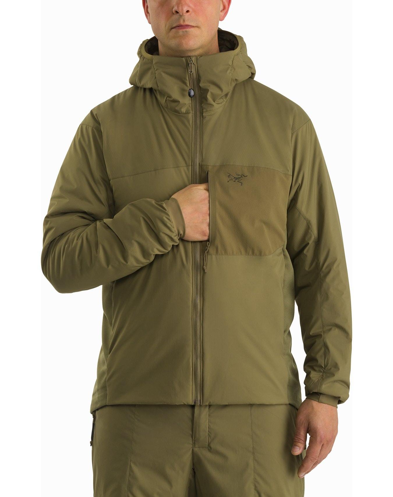 Mann mit einem ARC'TERYX LEAF Arc'teryx Atom Hoody LT Gen2.1 - Wolf, einem leichten olivgrünen Kapuzenpulli mit durchgehendem Reißverschluss und Brustlogo, gepaart mit einer passenden Hose, von vorne vor weißem Hintergrund dargestellt.