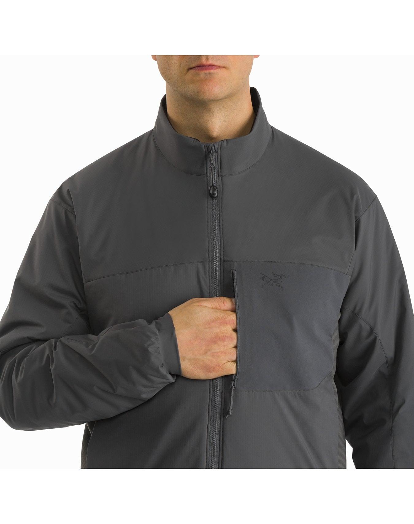 Ein Mann trägt eine ARC'TERYX LEAF Atom Jacket LT Gen2.1 in Ranger Green aus POLARTEC Power Stretch.