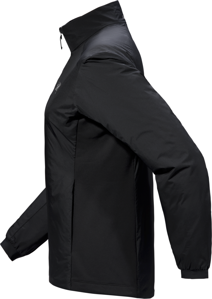 Die ARC'TERYX Atom Jacket Women's in Schwarz ist von der Seite auf einem schlichten weißen Hintergrund abgebildet. Sie verfügt über eine Coreloft Compact Isolierung, einen hohen Kragen, elastische Bündchen und ein minimalistisches Design.