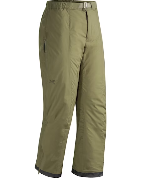 Die ARC'TERYX LEAF Arc'teryx Atom Pant LT Gen2 in Crocodile verfügt über Isolierung, einen Frontreißverschluss, Druckknopfverschluss, integrierten Gürtel, seitliche Reißverschlusstasche und verstärkte graue Bündchen. Abgebildet aufrecht auf einem einfarbig weißen Hintergrund.