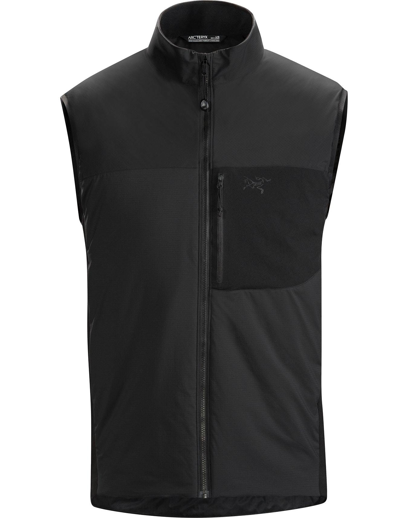Die ARC'TERYX LEAF Atom Vest LT Gen2.1 in Schwarz verfügt über einen hohen Kragen, einen Frontreißverschluss, eine Reißverschlusstasche auf der linken Brust und leichtes Polartec-Gewebe - perfekt für Outdoor- oder Sportbekleidung.