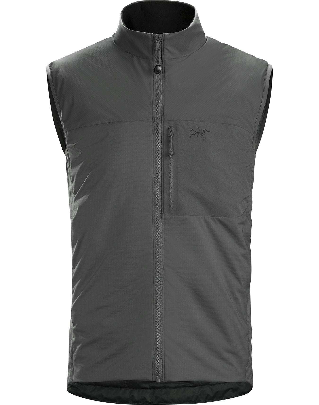 Die ARC'TERYX LEAF Atom Vest LT Gen2.1 - Wolf ist eine dunkelgraue, leichte taktische Weste für Männer mit einem durchgehenden Frontreißverschluss, einem hohen Kragen, einer Brusttasche mit Reißverschluss und einem dezenten Logo für einen modernen Look.