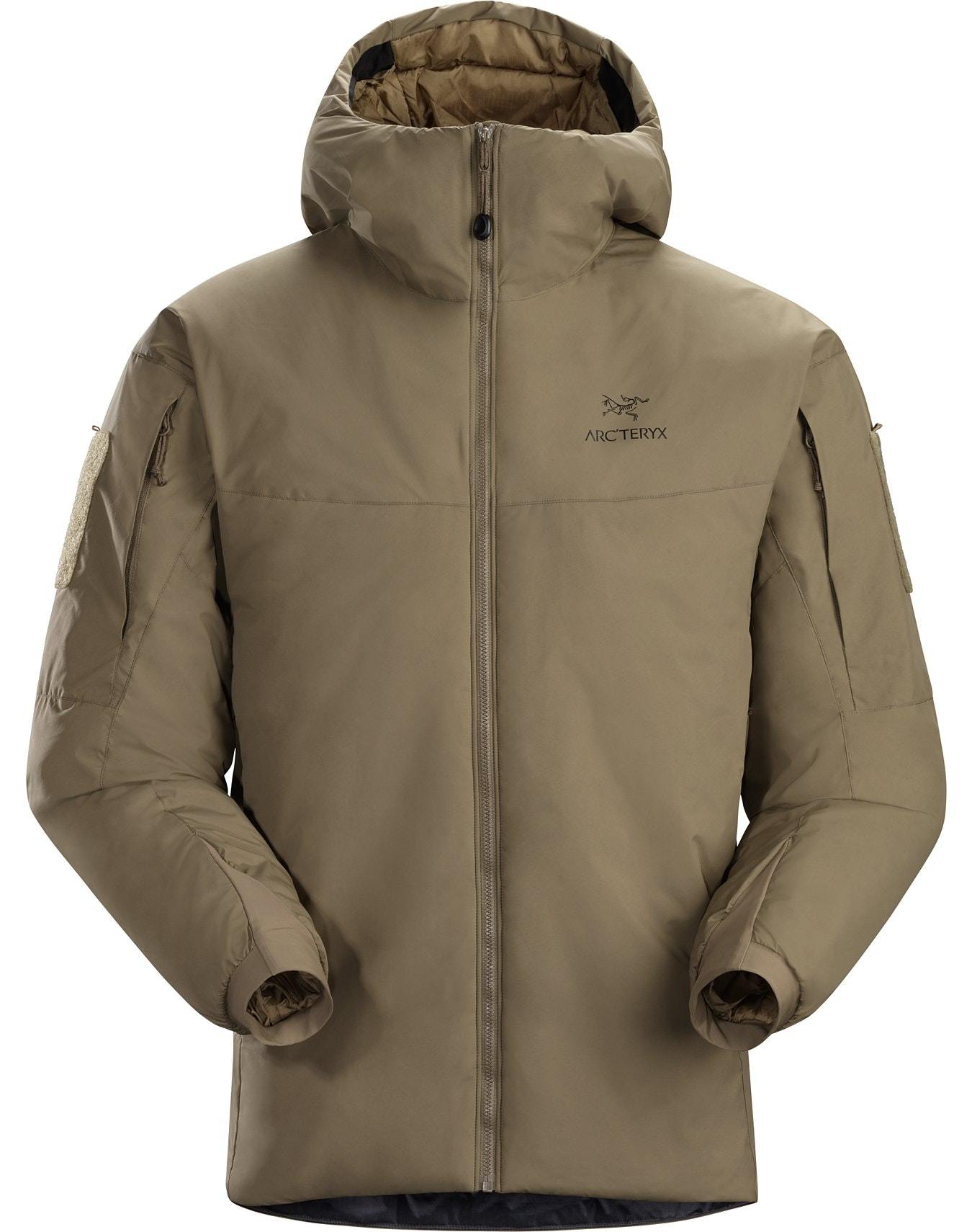 Der ARC'TERYX LEAF Cold WX Hoody LT Gen2.1 in Crocodile verfügt über GORE WINDSTOPPER, einen Frontreißverschluss, lange Ärmel, einen hohen Kragen und ein Brustlogo - eine minimalistische Winterjacke für kaltes Wetter.