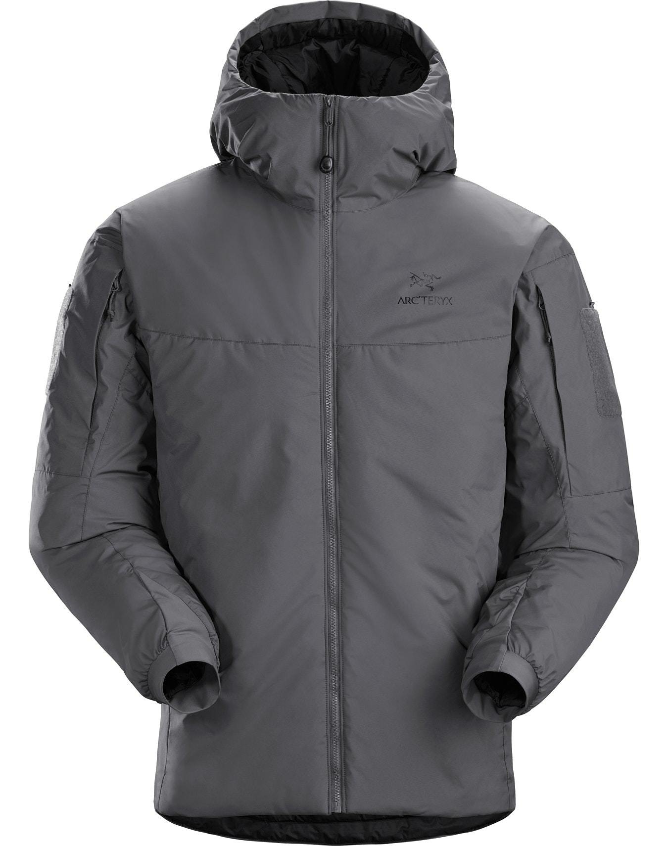 Der ARC'TERYX LEAF Cold WX Hoody LT Gen2.1 in Wolf verfügt über eine CLIMASHIELD-Isolierung, einen Frontreißverschluss, Ärmelaufnäher mit Klettverschluss und das Arc'teryx-Logo auf der Brust, das auf weißem Hintergrund dargestellt ist.