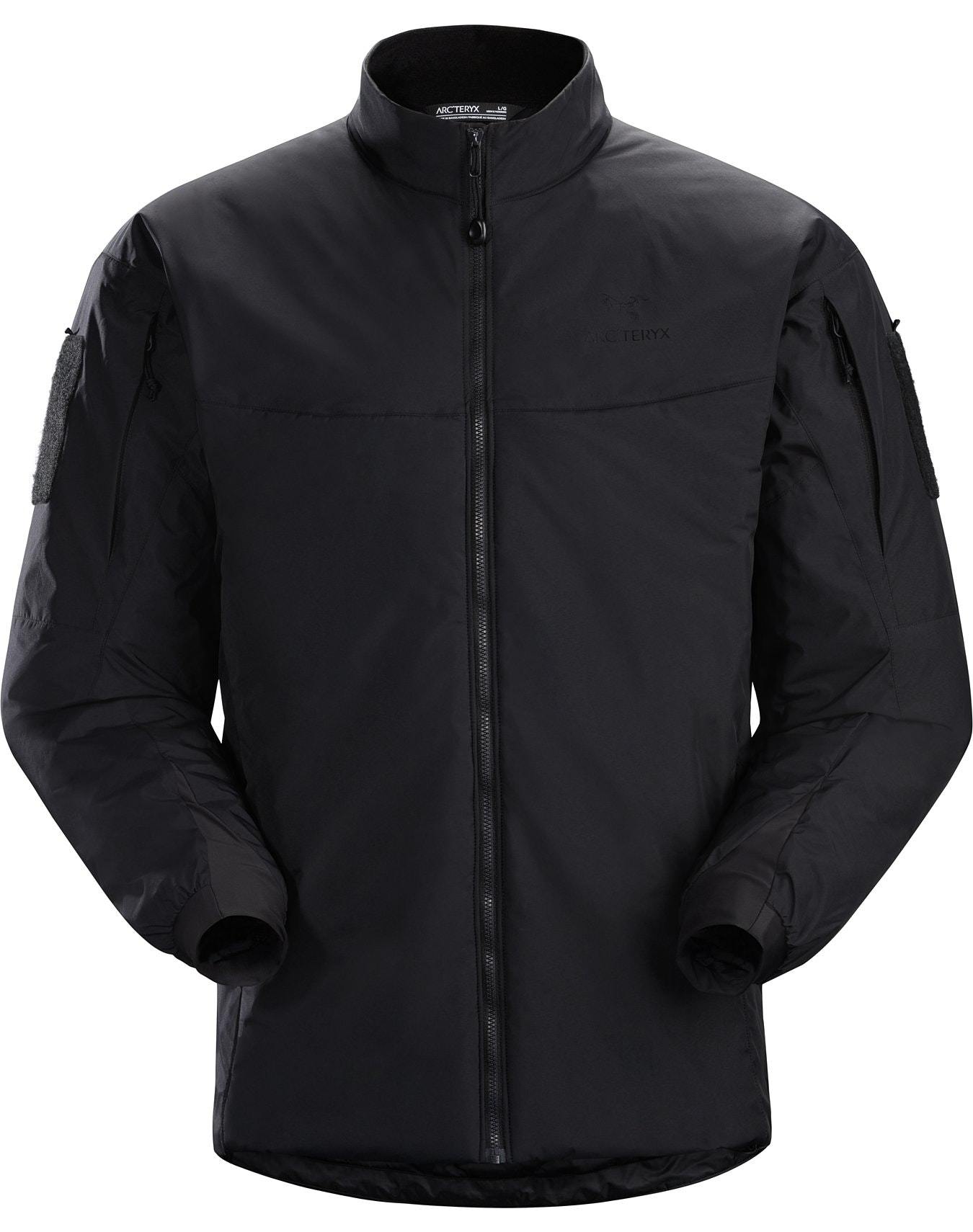 Die ARC'TERYX LEAF Arc'teryx Cold WX Jacket LT Gen2.1 in Schwarz hat lange Ärmel, einen hohen Kragen und zwei Armaufnäher. Sie besteht aus GORE WINDSTOPPER Material, ist leicht, minimalistisch und zeigt sich auf einem schlichten weißen Hintergrund.