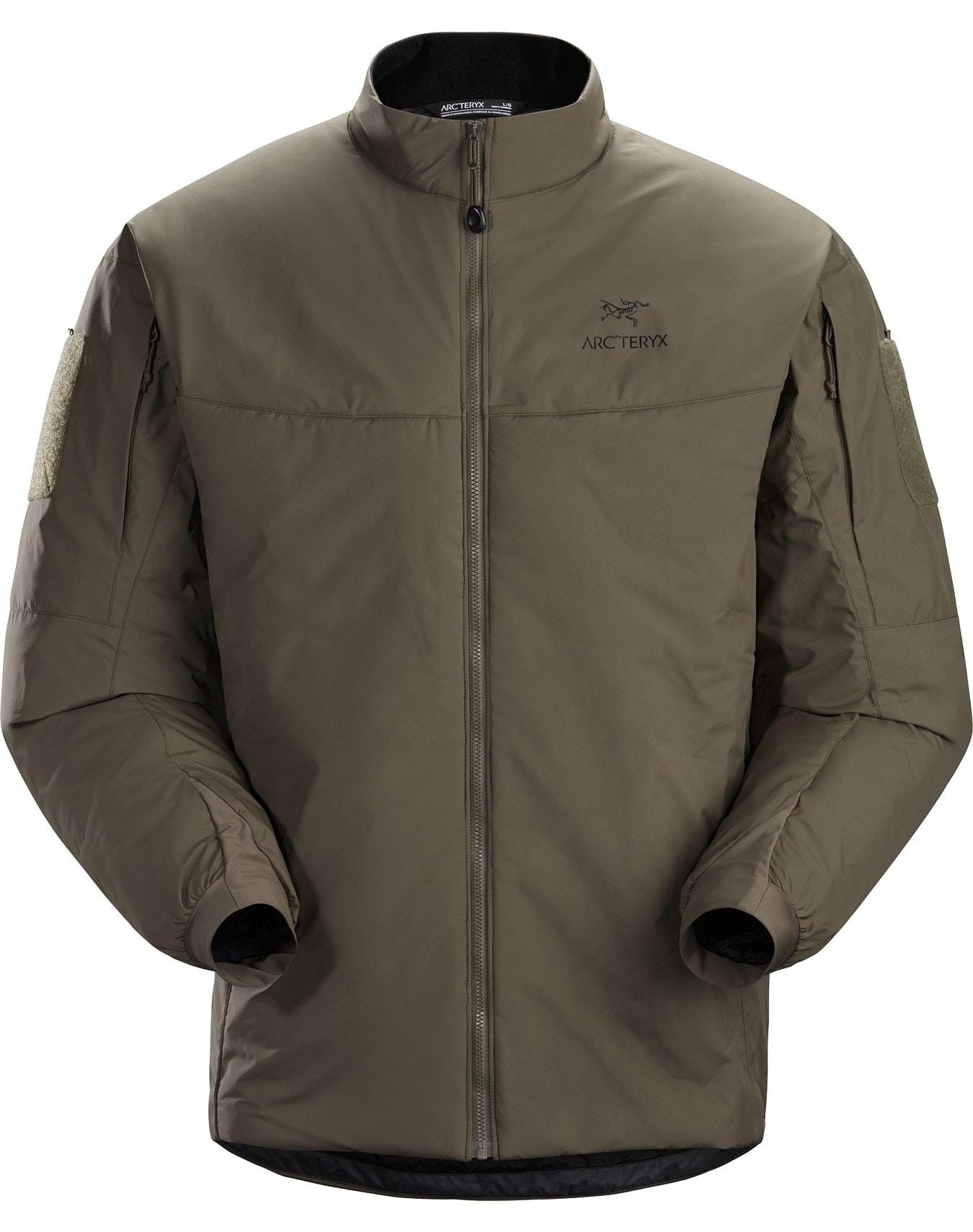 Die ARC'TERYX LEAF Cold WX Jacket LT Gen2.1 in Ranger Green verfügt über einen Frontreißverschluss, einen hohen Kragen, lange Ärmel, zwei Brusttaschen mit Reißverschluss, GORE WINDSTOPPER Technologie und ein minimalistisches Design mit dem Arc'teryx Logo auf der Brust.