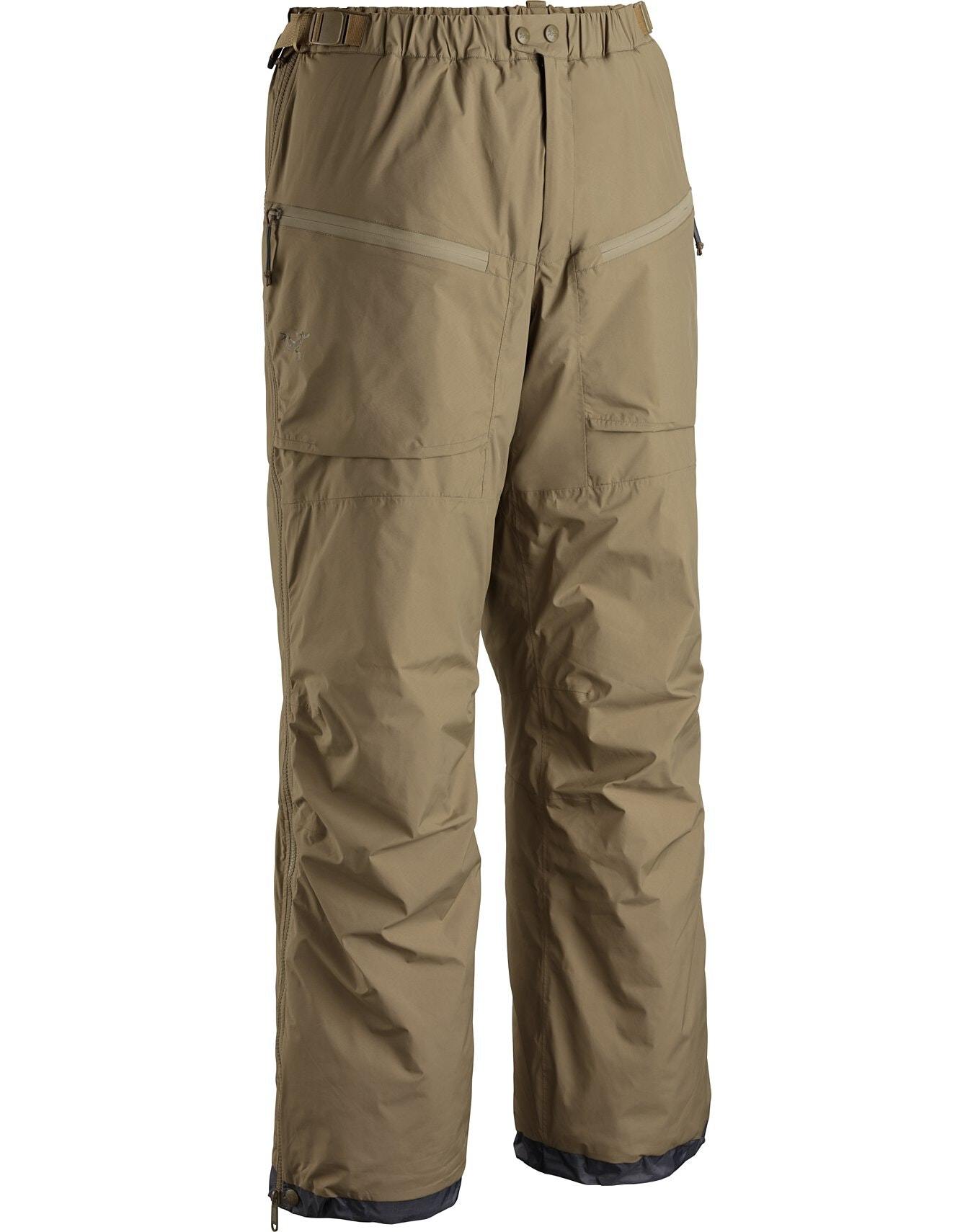 Die ARC'TERYX LEAF Arc'teryx Cold WX Pant LT Gen2 - Crocodile verfügt über Reißverschlusstaschen, einen verstellbaren Bund und verstärkte Bündchen, ideal für Wanderungen oder kaltes Wetter. Abgebildet aufrecht vor einem weißen Hintergrund.