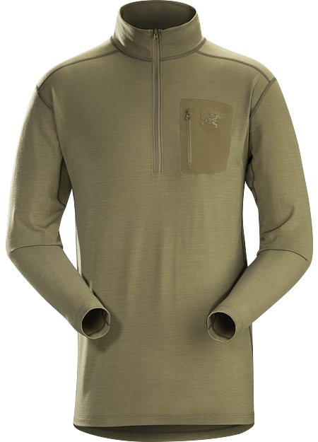 Das ARC'TERYX LEAF Arc'teryx Cold WX Zip Neck AR - Crocodile ist ein langärmeliges, olivgrünes Funktionshemd mit hohem Kragen, halbem Reißverschluss und Brusttasche mit Reißverschluss in einem taillierten, minimalistischen Design.
