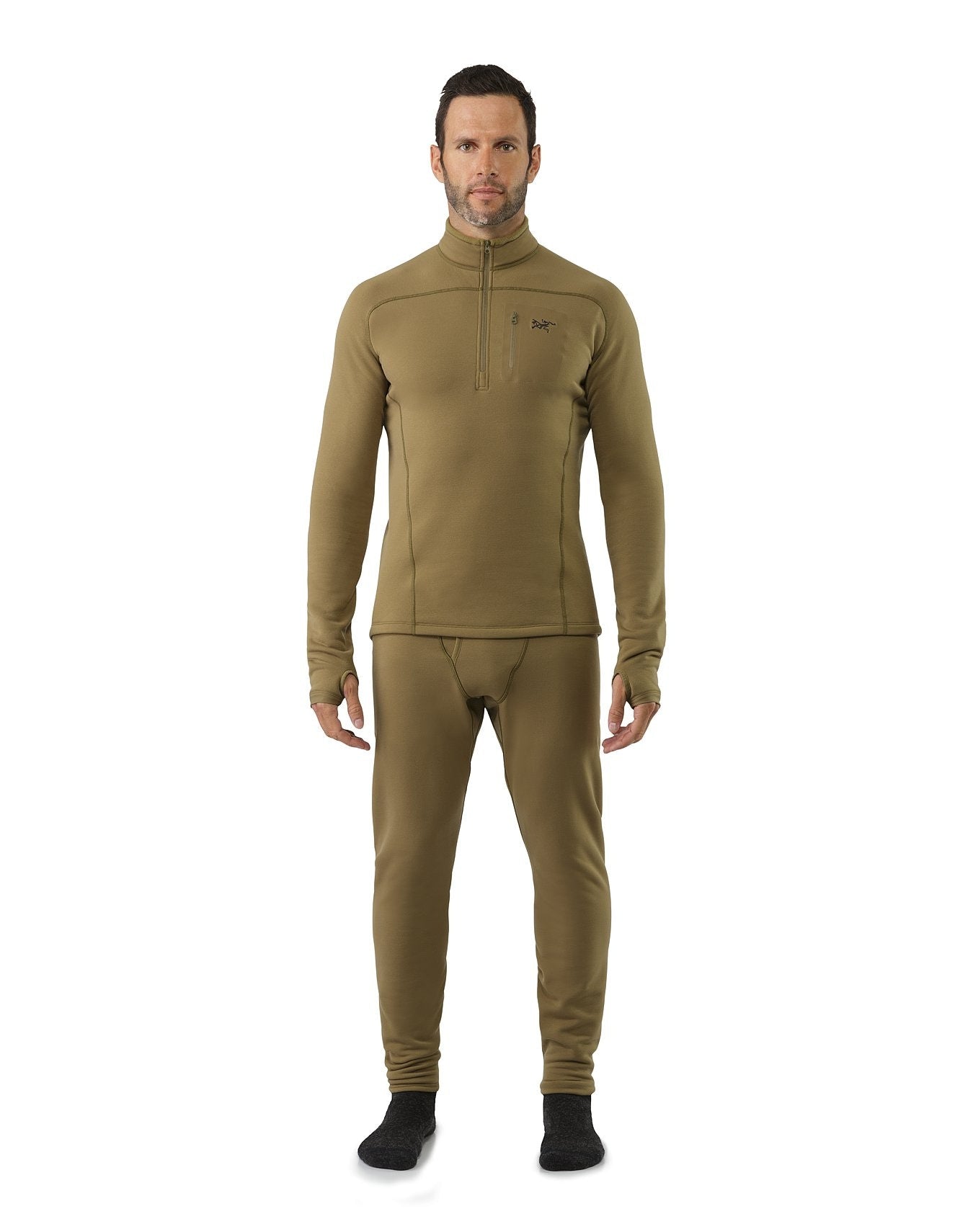 Ein Mann steht mit dem Gesicht nach vorne und trägt ein passendes olivgrünes Baselayer-Set mit minimalen Nähten, bestehend aus dem ARC'TERYX LEAF Cold WX Zip Neck SV - Crocodile Oberteil und einer passenden Thermohose. Er ist barfuß vor einem schlichten weißen Hintergrund.