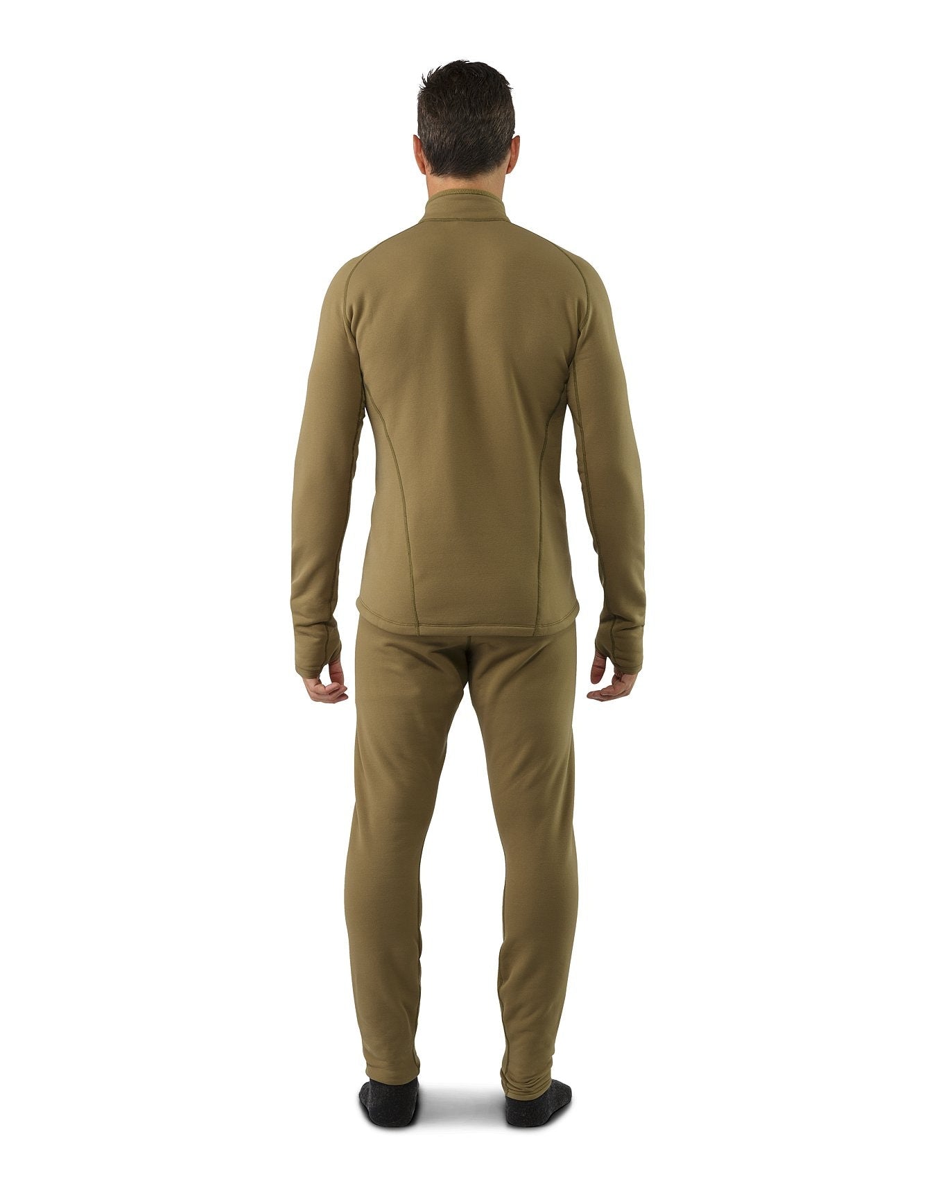 Ein Mann blickt nach vorne und trägt die ARC'TERYX LEAF Arc'teryx Cold WX Zip Neck SV in Crocodile mit schwarzen Schuhen vor einem schlichten weißen Hintergrund.
