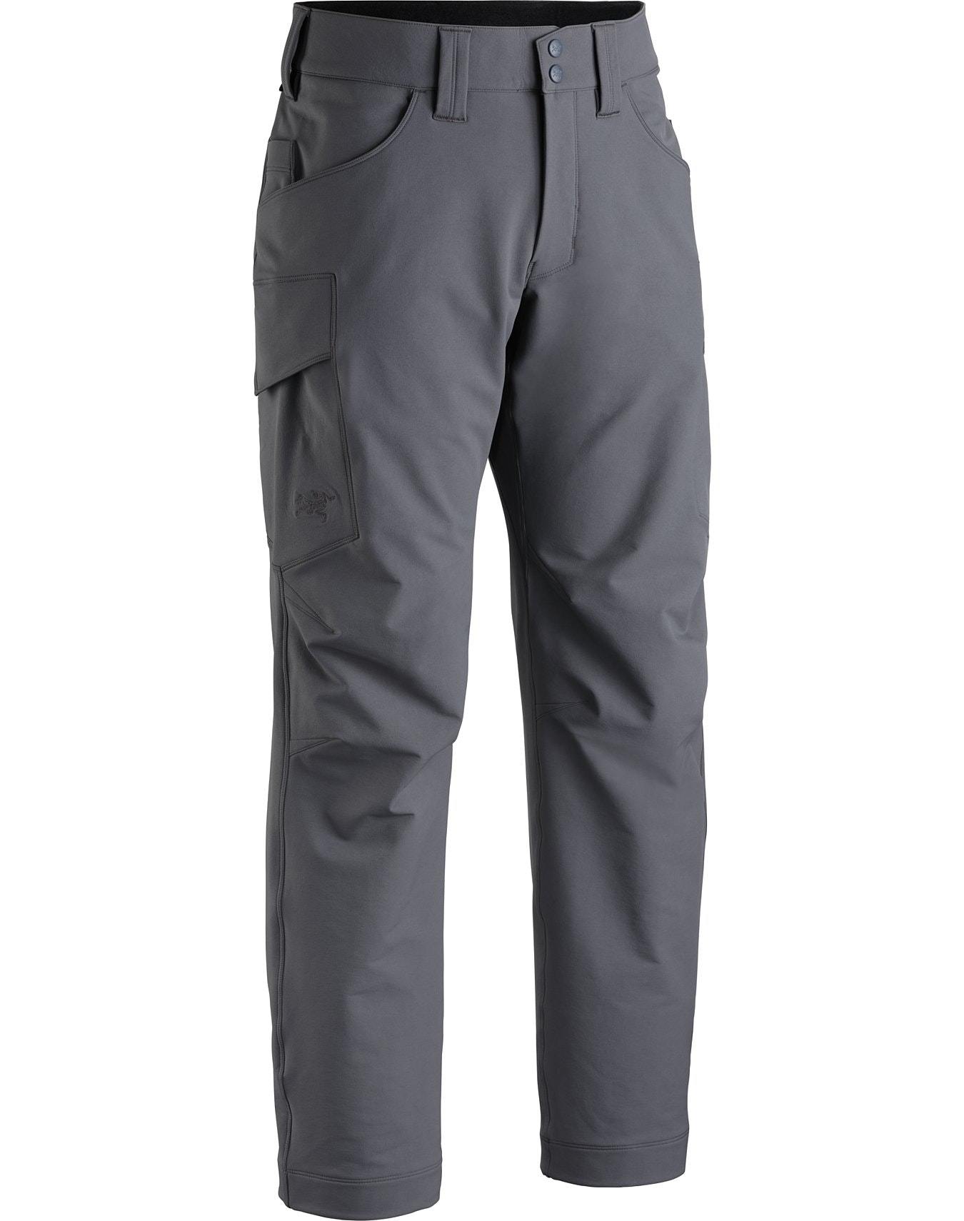 Die ARC'TERYX LEAF Arc'teryx Patrol Pant AR Men's in Wolf hat Seitentaschen, einen Knopf- und Reißverschluss vorne und eine lockere Passform. Hier vor einem weißen Hintergrund abgebildet.