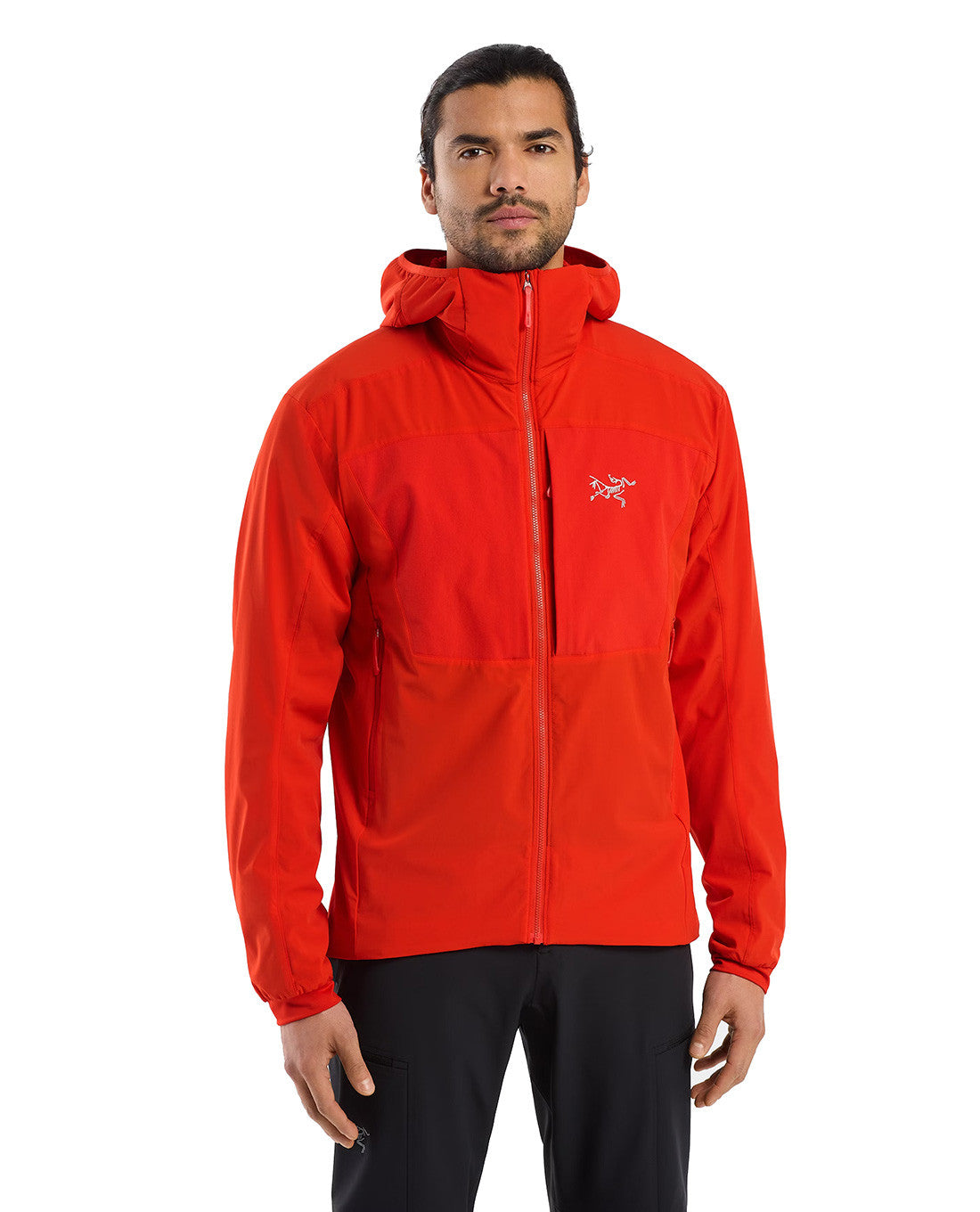 Eine Person trägt einen leuchtend roten ARC'TERYX PRO Practitioner AR Hoody Men's - Dynasty mit synthetischer Isolierung, langen Ärmeln, Kapuze mit Reißverschluss, zwei Seitentaschen und dem ikonischen Logo auf der Brust vor einem schlichten weißen Hintergrund.
