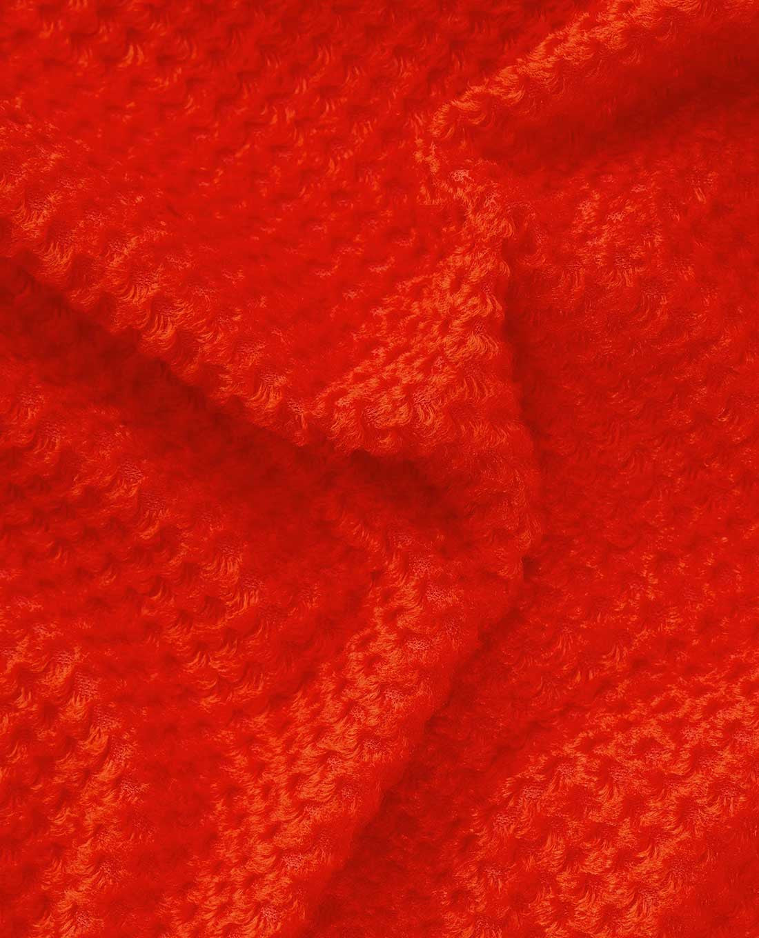 Nahaufnahme des strukturierten, gestrickten roten Stoffes des ARC'TERYX PRO Arc'teryx Practitioner AR Hoody Women's - Dynasty, mit sichtbaren Nähten und einer weichen, flauschigen Oberfläche. Das gefaltete Material unterstreicht die Qualität von Design und Handwerkskunst.