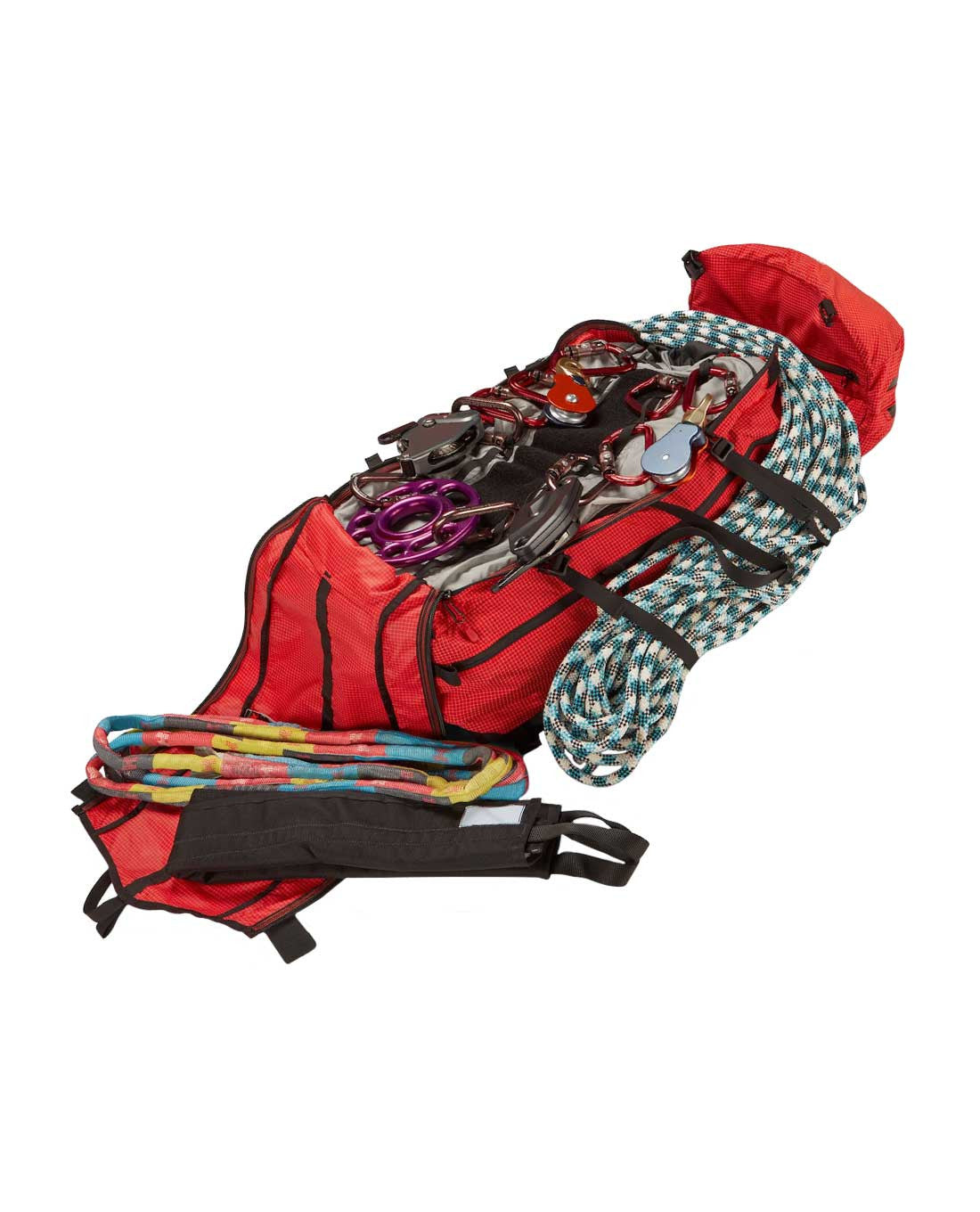 Ein rotes ARC'TERYX PRO Arc'teryx Rescue Pack 50 mit Kletterausrüstung - Karabiner, Nocken, Seil, Expressschlingen und Schlingen - ist auf weißem Hintergrund zu sehen.