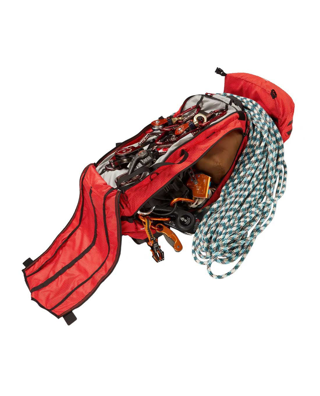 Ein roter ARC'TERYX PRO Arc'teryx Rescue Pack 50 wird geöffnet, um die Kletterausrüstung im Inneren zu zeigen - Karabiner, Klettergurte und mehr -, während außen ein aufgerolltes Kletterseil befestigt ist.