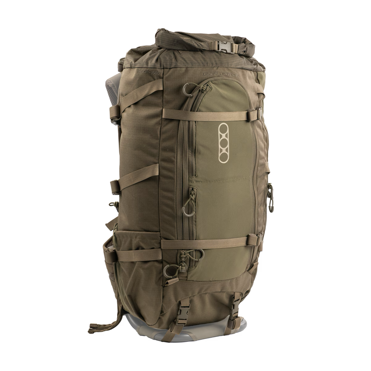 Der EBERLESTOCK Brooks 3500 Rucksack in Military Green steht aufrecht vor einem weißen Hintergrund und verfügt über mehrere Gurte, Taschen, Schnallen, eine zylindrische Form und einen verstärkten Boden.