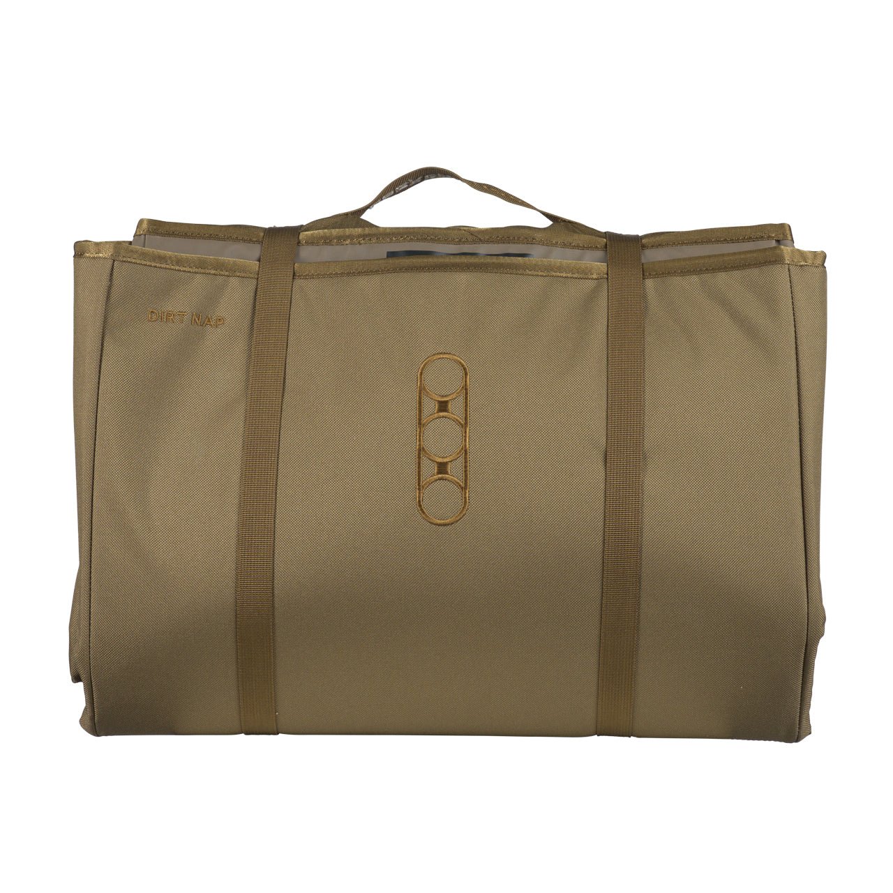 Die Eberlestock Dirt Nap Shooting Mat von EBERLESTOCK ist eine hellbraune, rechteckige Stofftasche mit zwei dunkelbraunen Riemen, einem Griff an der Oberseite, drei gestickten, miteinander verbundenen Kreisen in der Mitte und dem Produktnamen in der linken oberen Ecke.