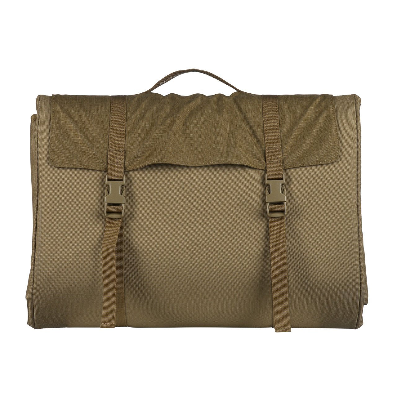 Eine hellbraune, rechteckige EBERLESTOCK Tasche mit Klappe, zwei braunen Schnallenriemen und einem Griff an der Oberseite - ideal für den Transport Ihrer Eberlestock Dirt Nap Shooting Mat zu jeder Schießveranstaltung.