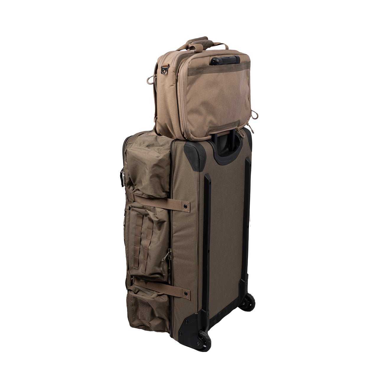 Ein olivgrüner EBERLESTOCK Rollkoffer mit schwarzer Zierleiste und Außentaschen, ausgestattet mit dem robusten Eberlestock Executive Brief aus 500D Cordura und einem passenden Seesack, der am oberen Griff befestigt ist.