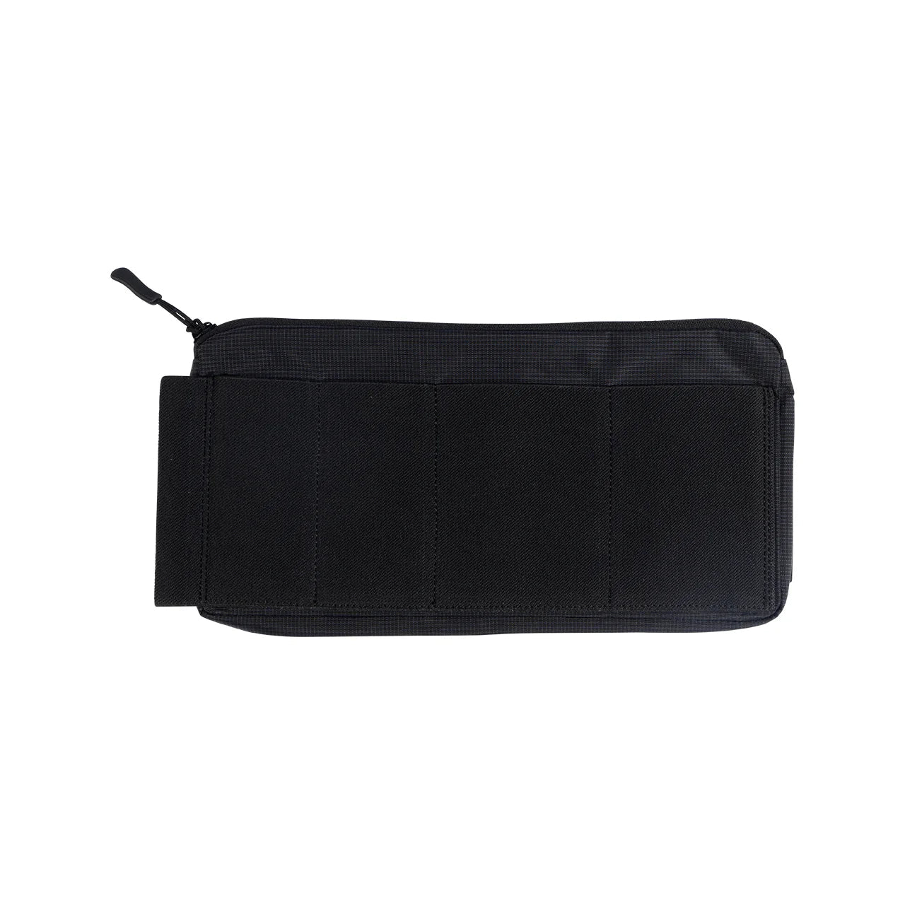 Eine schwarze EBERLESTOCK Fade Admin Pouch Large mit einer weichen Ripstop-Nylon-Außenseite und drei abgesteppten rechteckigen Feldern auf der Vorderseite, abgebildet auf einem weißen Hintergrund.