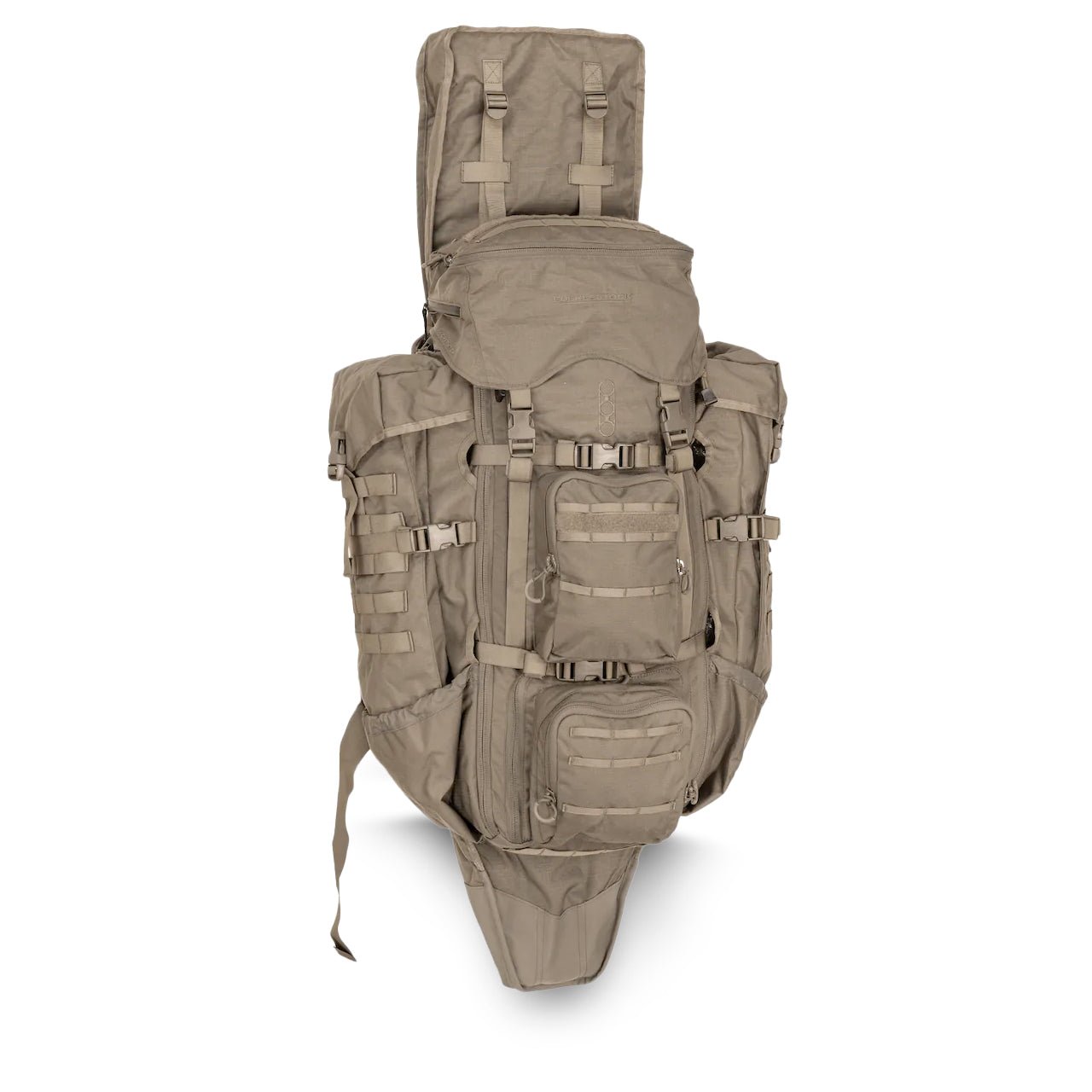 Der EBERLESTOCK G4 Operator Pack ist ein großer, hellbrauner taktischer Rucksack mit mehreren Fächern, Gurten und MOLLE-Gurtbändern für den Einsatz im Freien oder beim Militär. Er ist aufrecht vor einem weißen Hintergrund abgebildet.