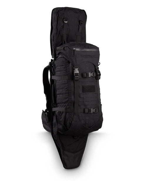 Der taktische Rucksack EBERLESTOCK Gunslinger II - Black steht aufrecht auf weißem Grund und verfügt über mehrere Fächer, Riemen und MOLLE-Gewebe zur Befestigung der Ausrüstung.