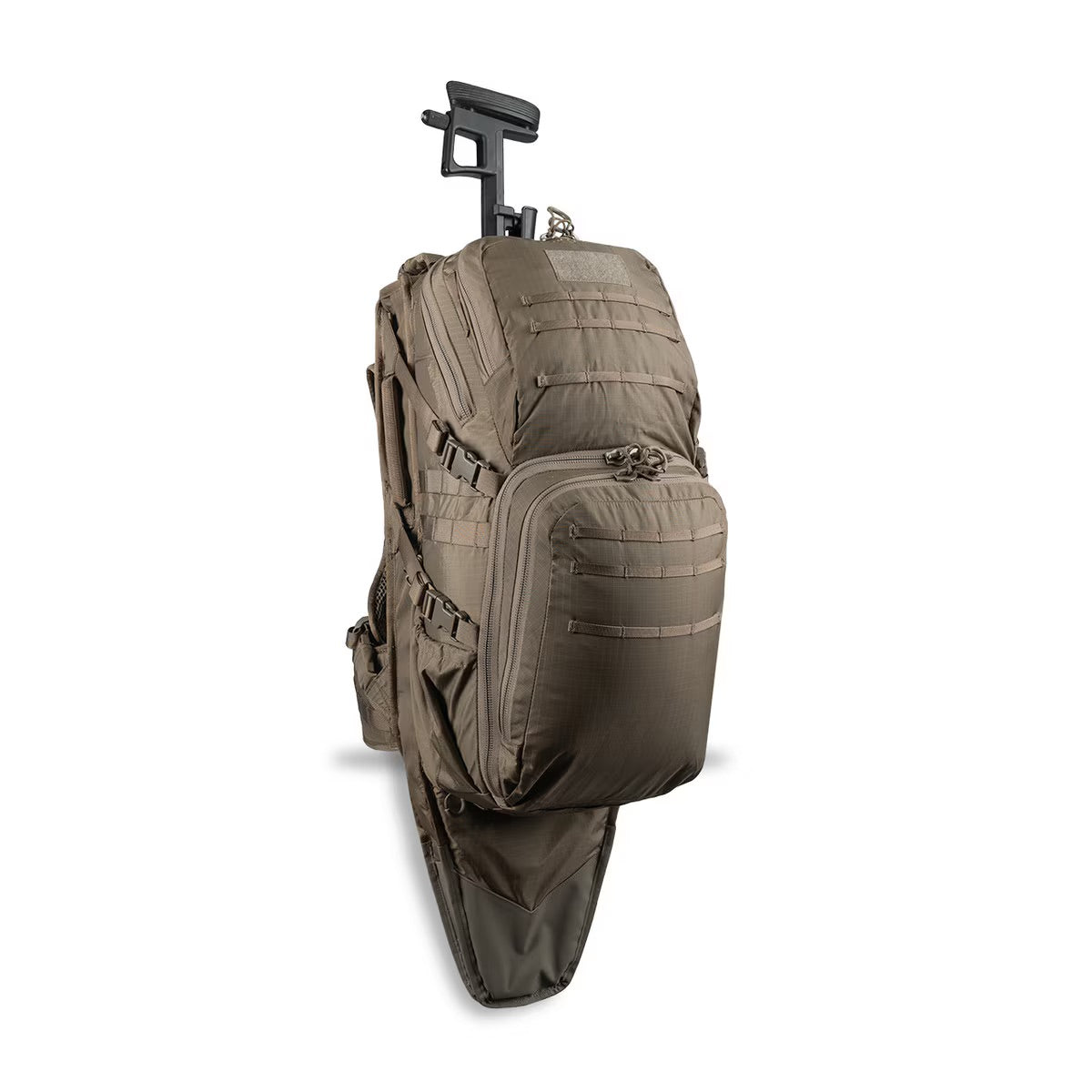 Der EBERLESTOCK Eberlestock Lodrag II V2 in Dry Earth ist ein großer taktischer Rucksack mit mehreren Reißverschlussfächern, MOLLE-Gurtband, einem verlängerten Griff und einer integrierten Gewehrscheide am Boden.